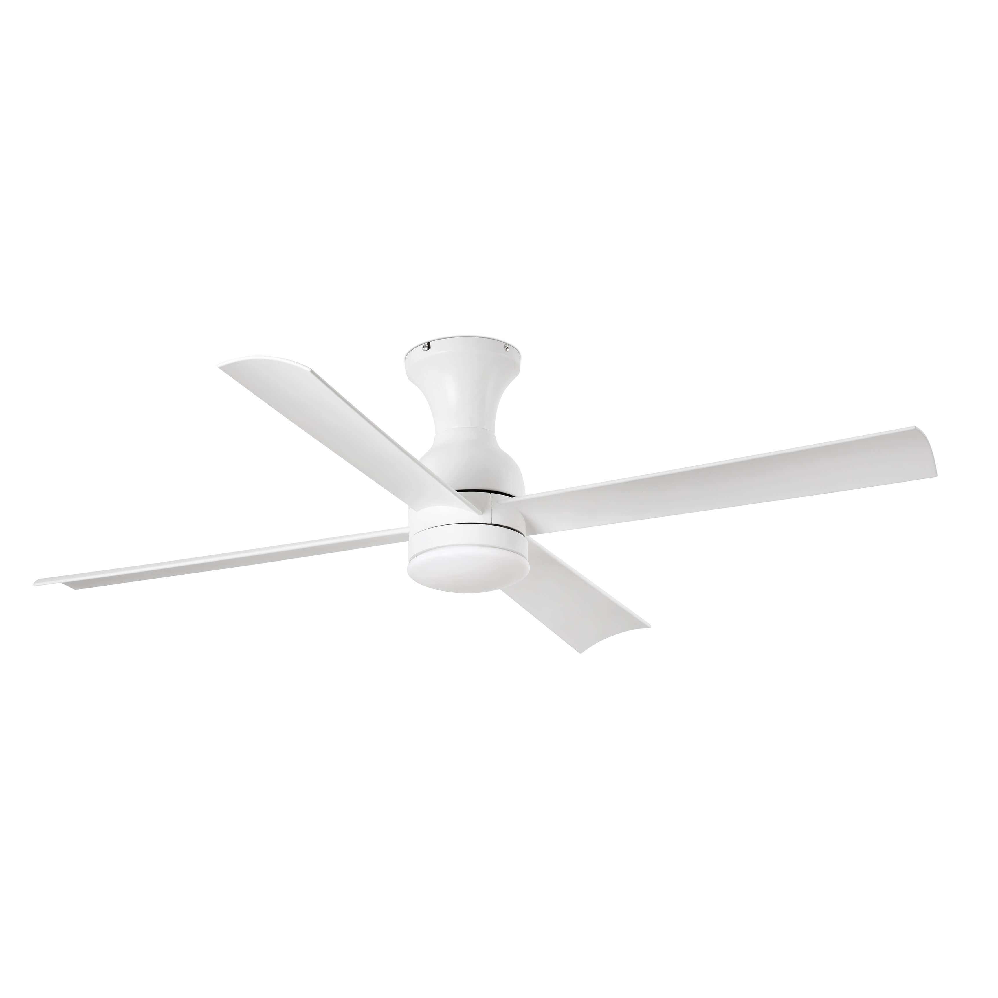 Ventilatore da soffitto bianco con quattro pale. Base e sfondo bianchi.
