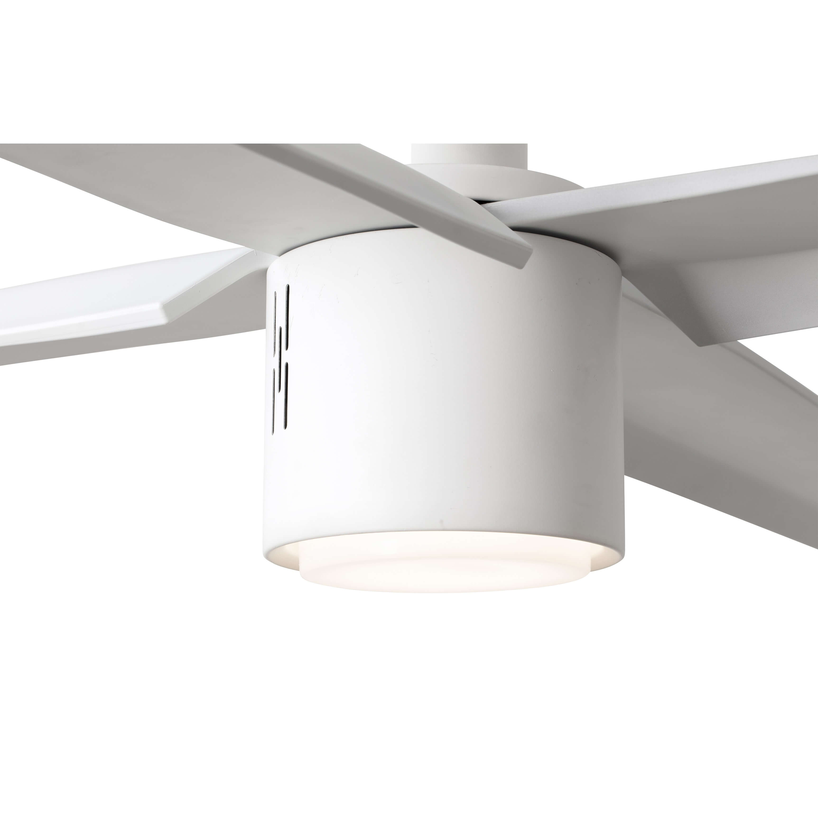 Ventilatore a soffitto con pale bianche e alloggiamento motore bianco con luce.