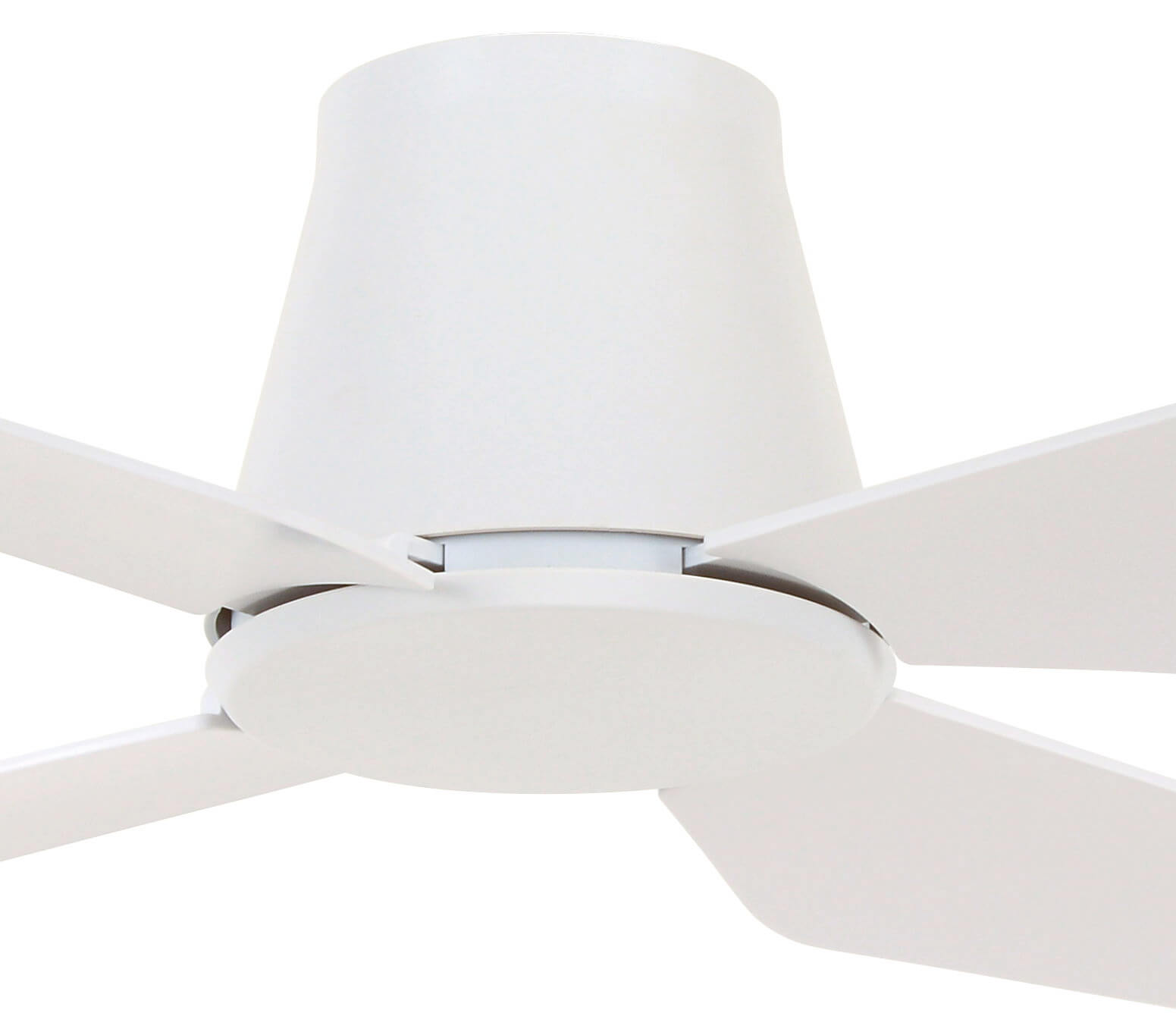 Ein weißer Deckenventilator mit vier Flügeln und einem weißen Sockel.