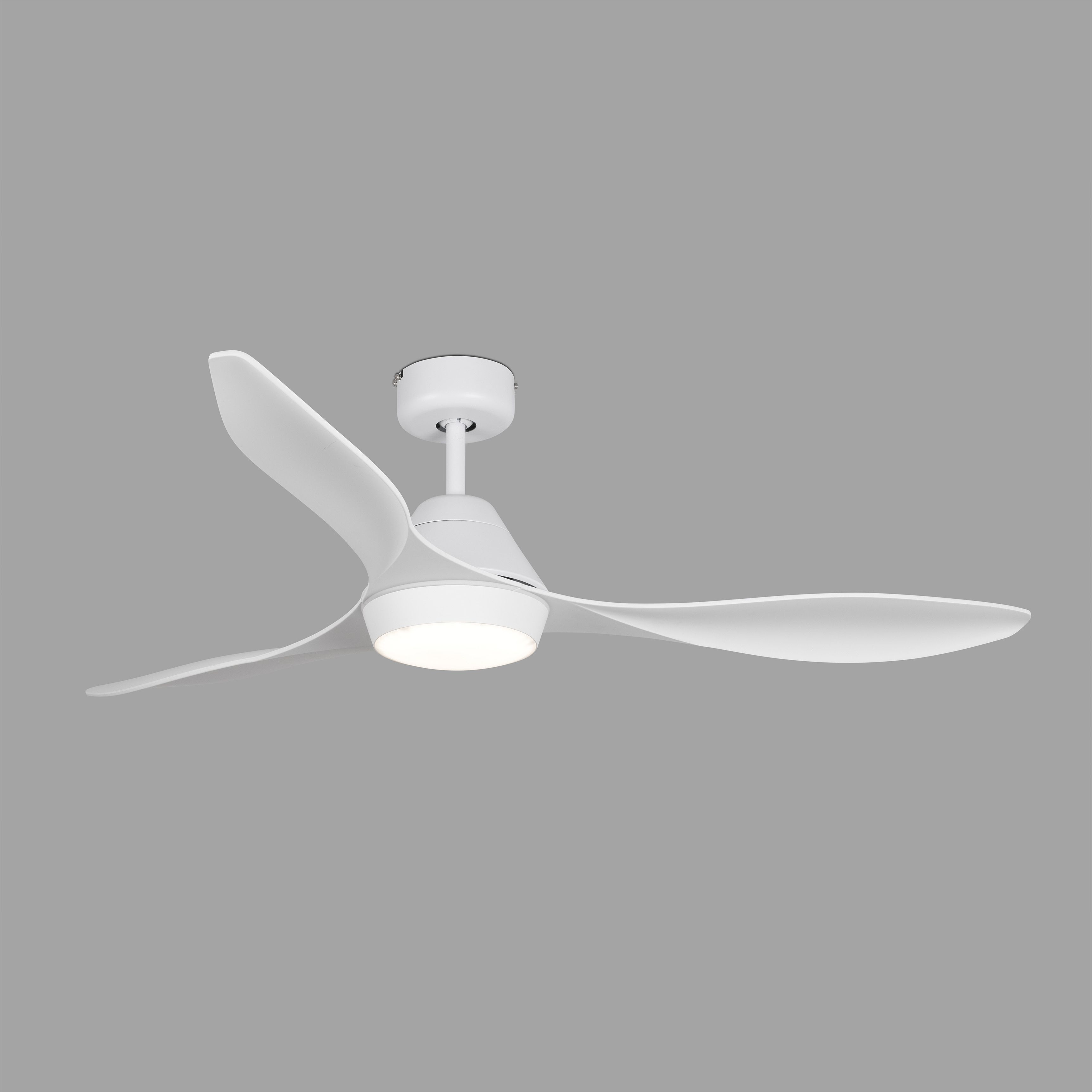 Un ventilatore da soffitto bianco con tre pale curve su sfondo grigio.