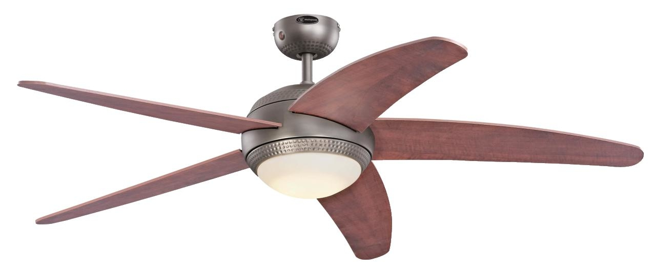 Deckenventilator mit fünf Holzflügeln und einem Licht. Der Ventilator ist silber und braun. Weißer Hintergrund.