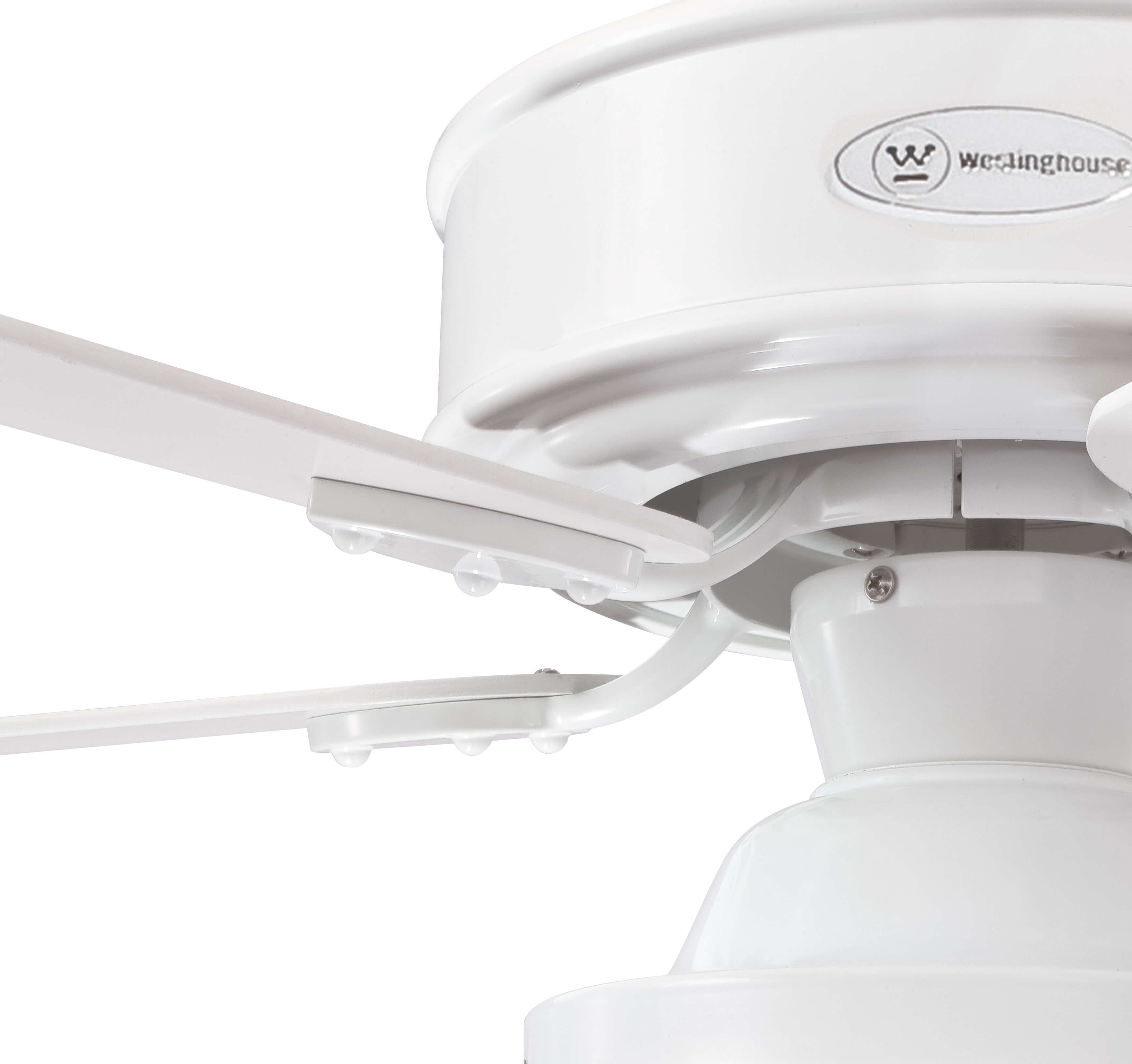 Nahaufnahme eines weißen Deckenventilators. Er hat weiße Flügel und eine weiße Basis mit Westinghouse-Logo.