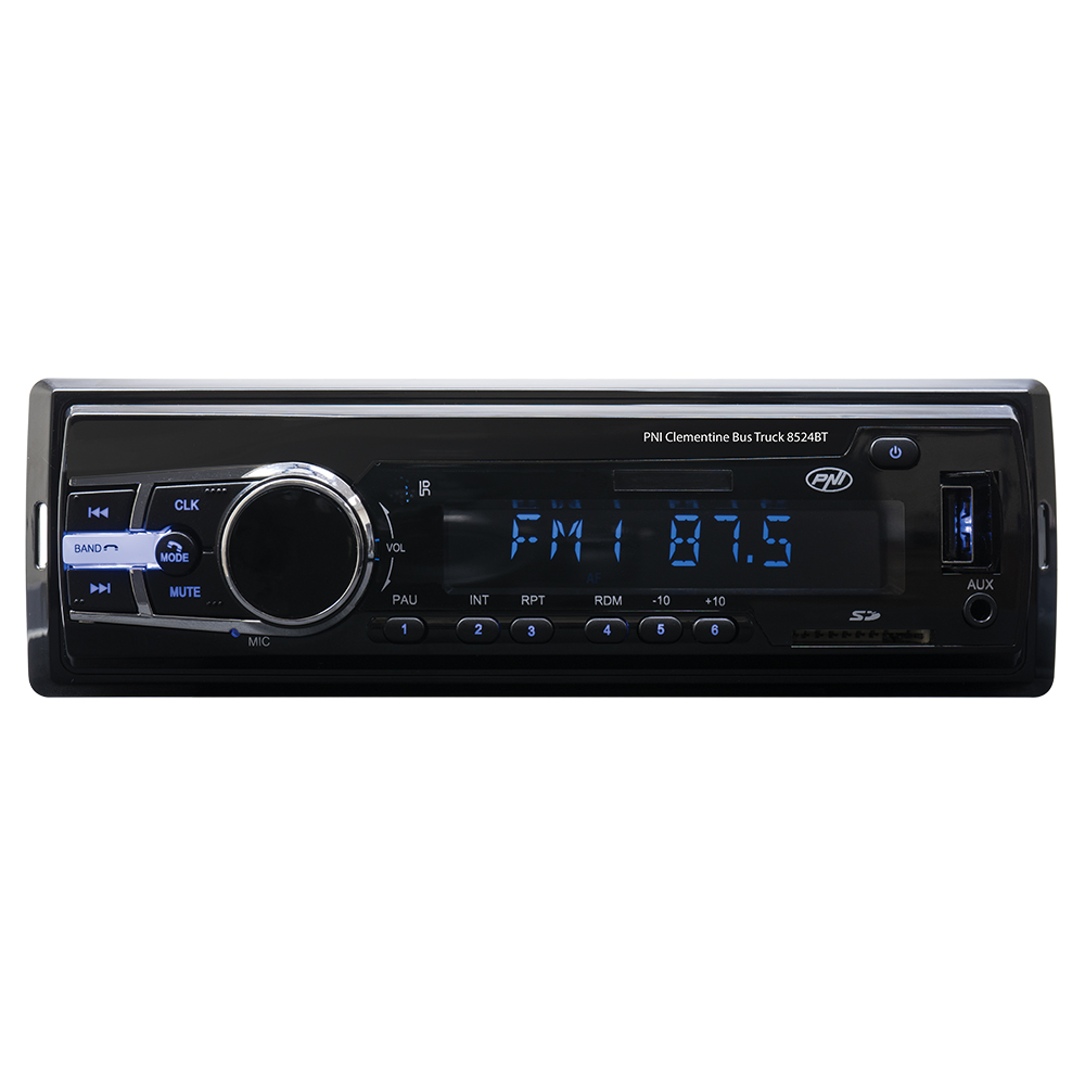 Autoradio mit schwarzem Bedienfeld, zeigt FM-Radioinformationen an. Weißer Hintergrund.