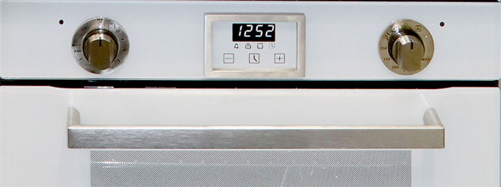 Ein Backofen mit Knöpfen und digitaler Anzeige, der Griff ist metallisch.