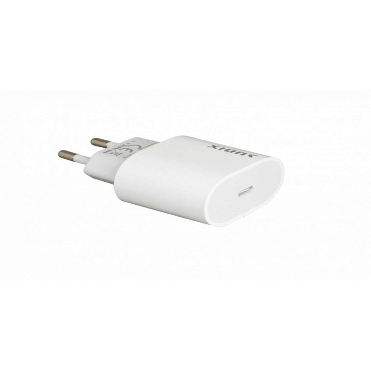 Ein weißes Telefonladegerät. Es hat zwei Stifte und einen USB-Anschluss. Der Hintergrund ist weiß.