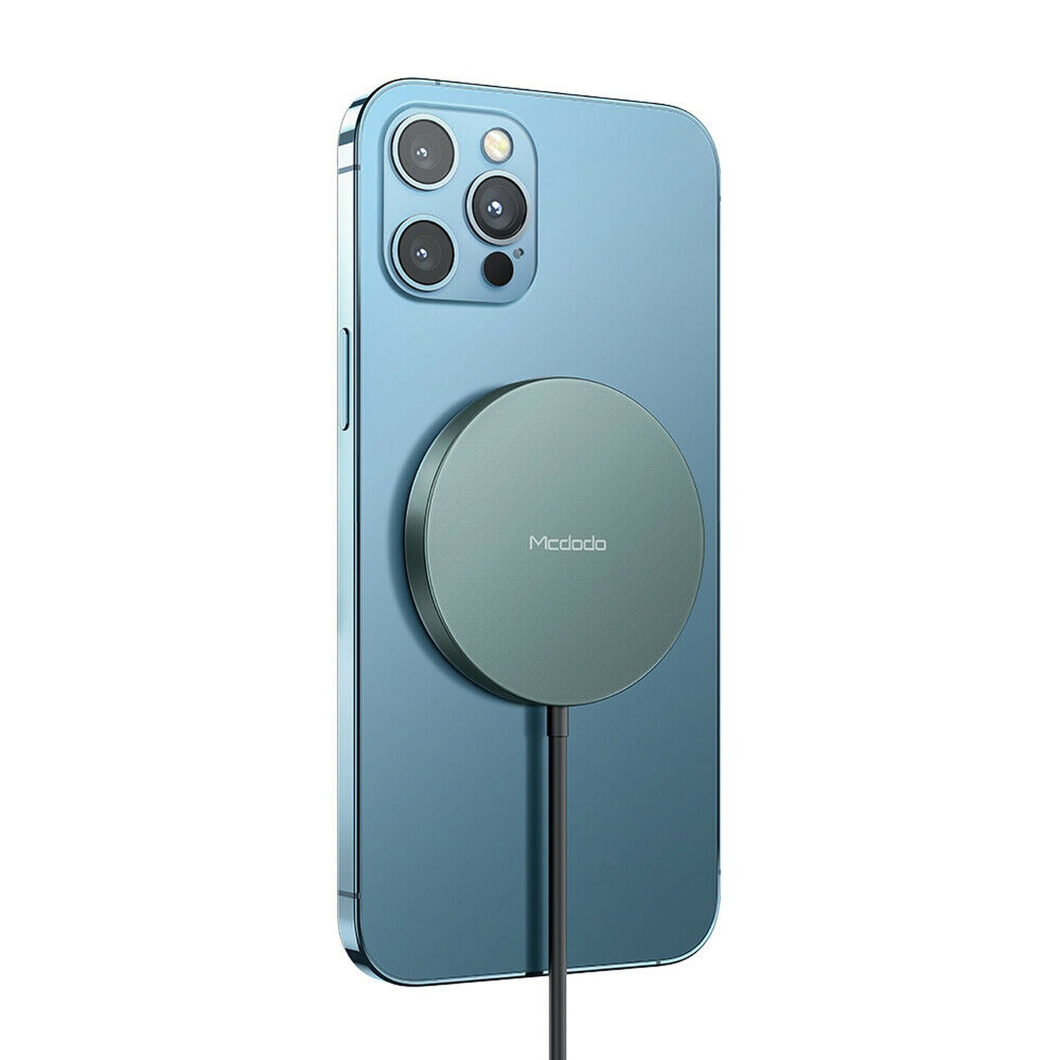 Blaues Telefon mit grünem magnetischen Ladegerät. Schwarzes Kabel, weißer Hintergrund.