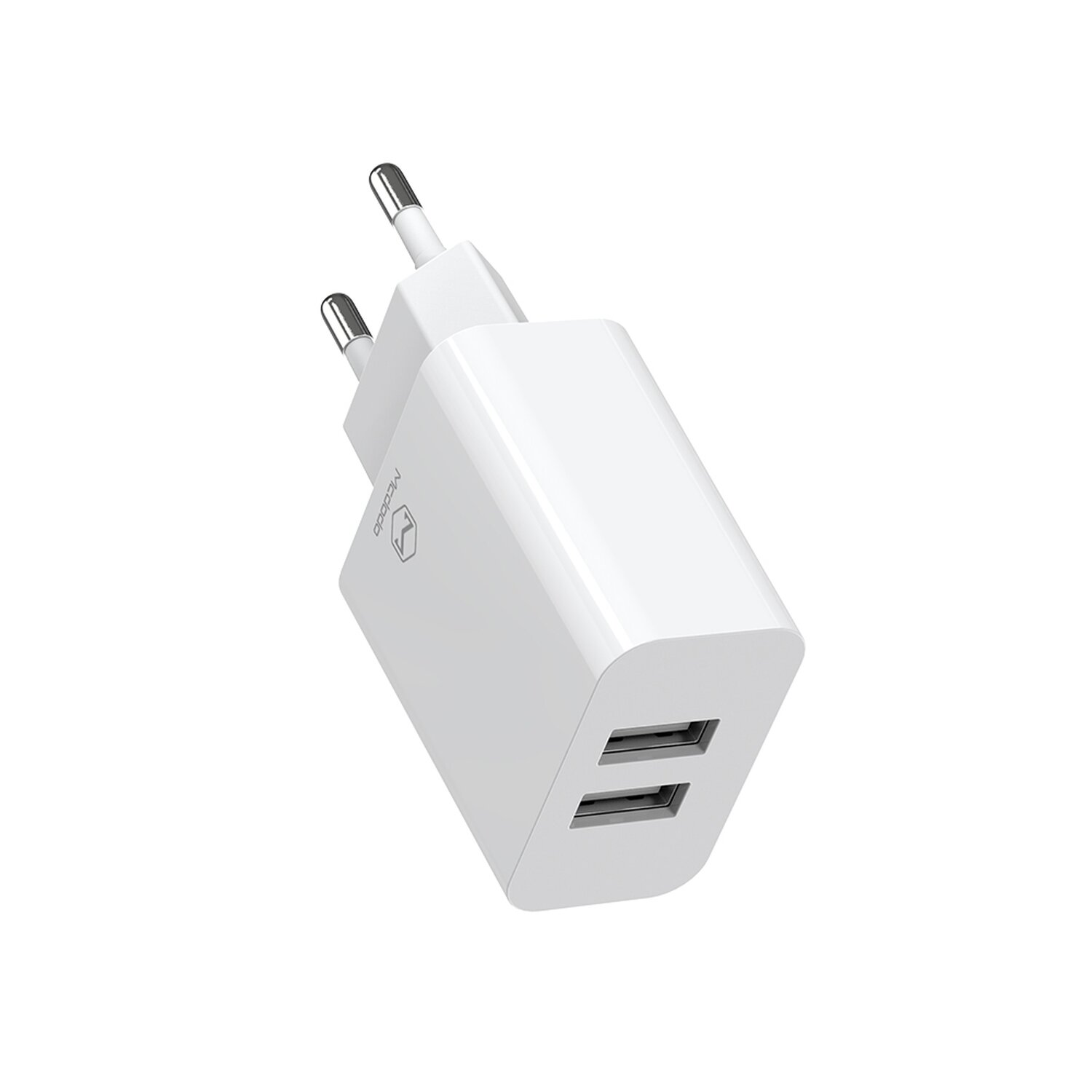 Weißes USB-Ladegerät mit zwei USB-Anschlüssen. Zwei Stifte zum Einstecken in Steckdose.
