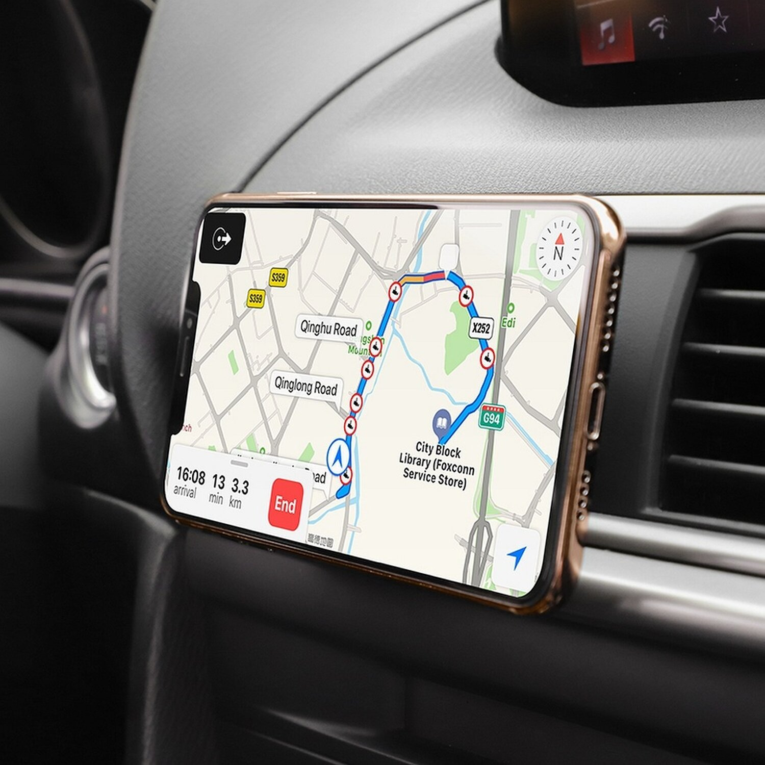 Ein Telefon in einer Autohalterung, das eine Karte mit Navigation anzeigt. Das Telefon befindet sich in einem Armaturenbrett.