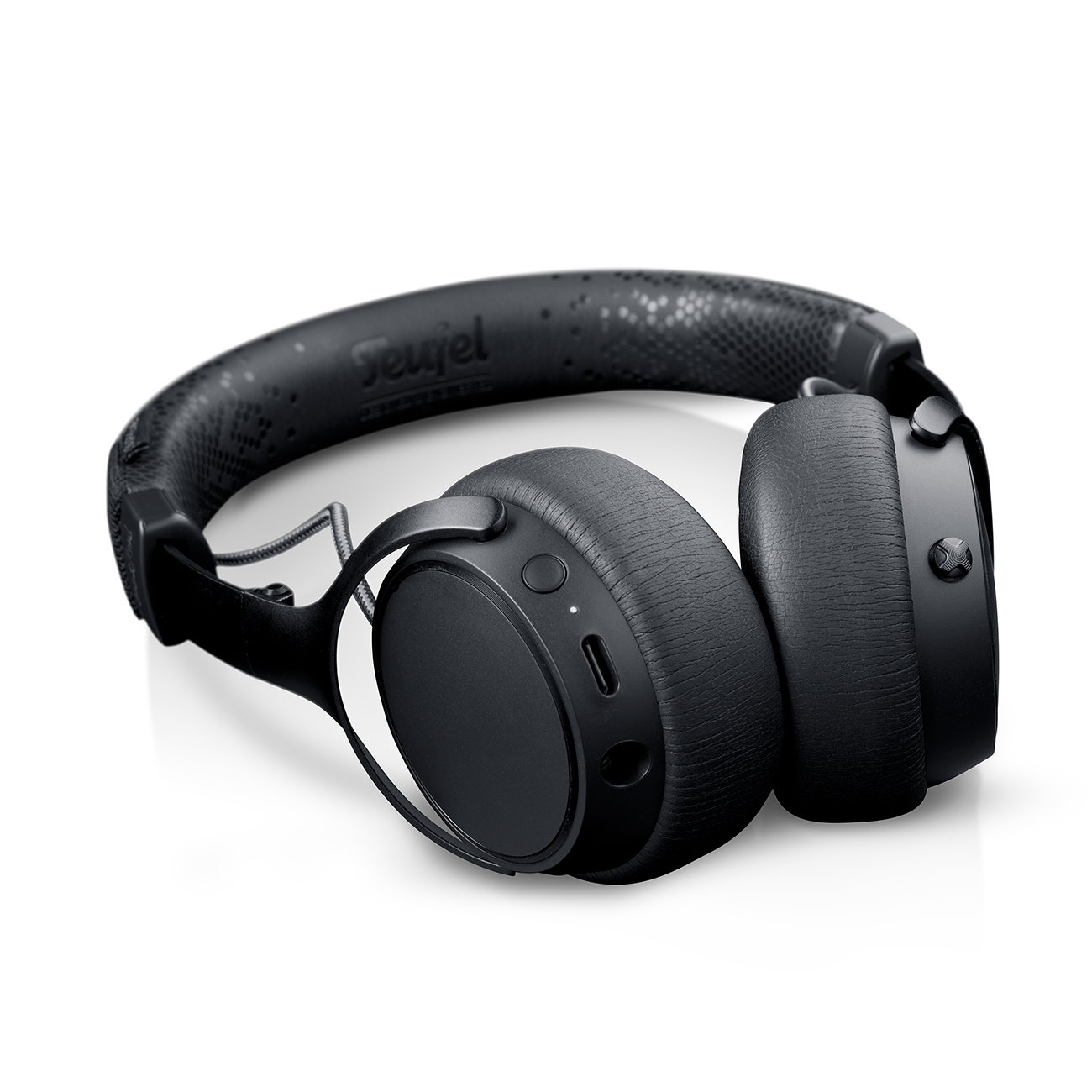 Auriculares negros sobre una superficie blanca. La marca es visible.