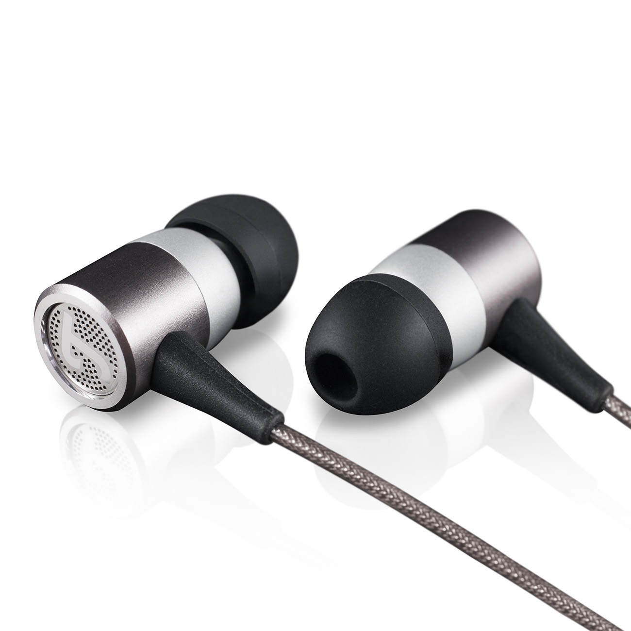 Zwei In-Ear-Kopfhörer mit silbernen und schwarzen Details und einem grauen Kabel.