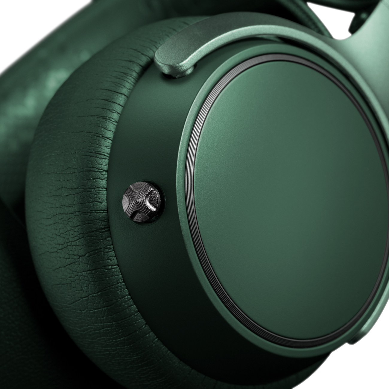 Auriculares verdes con un botón negro. Los auriculares están sobre un fondo blanco.