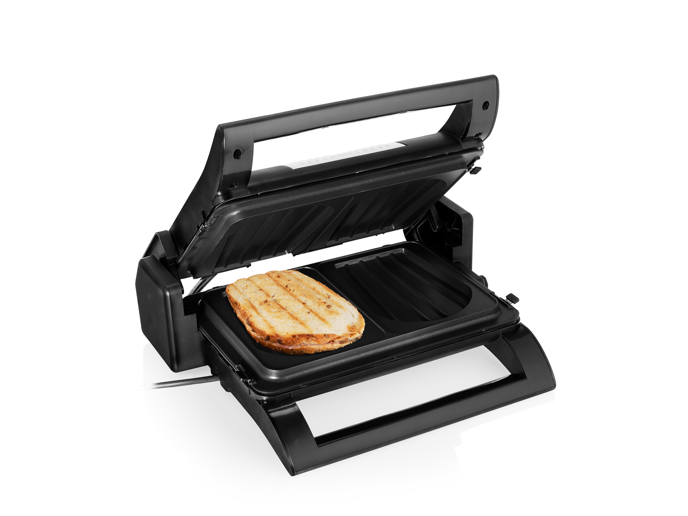Schwarzer offener Sandwichmaker mit einem gegrillten Sandwich.