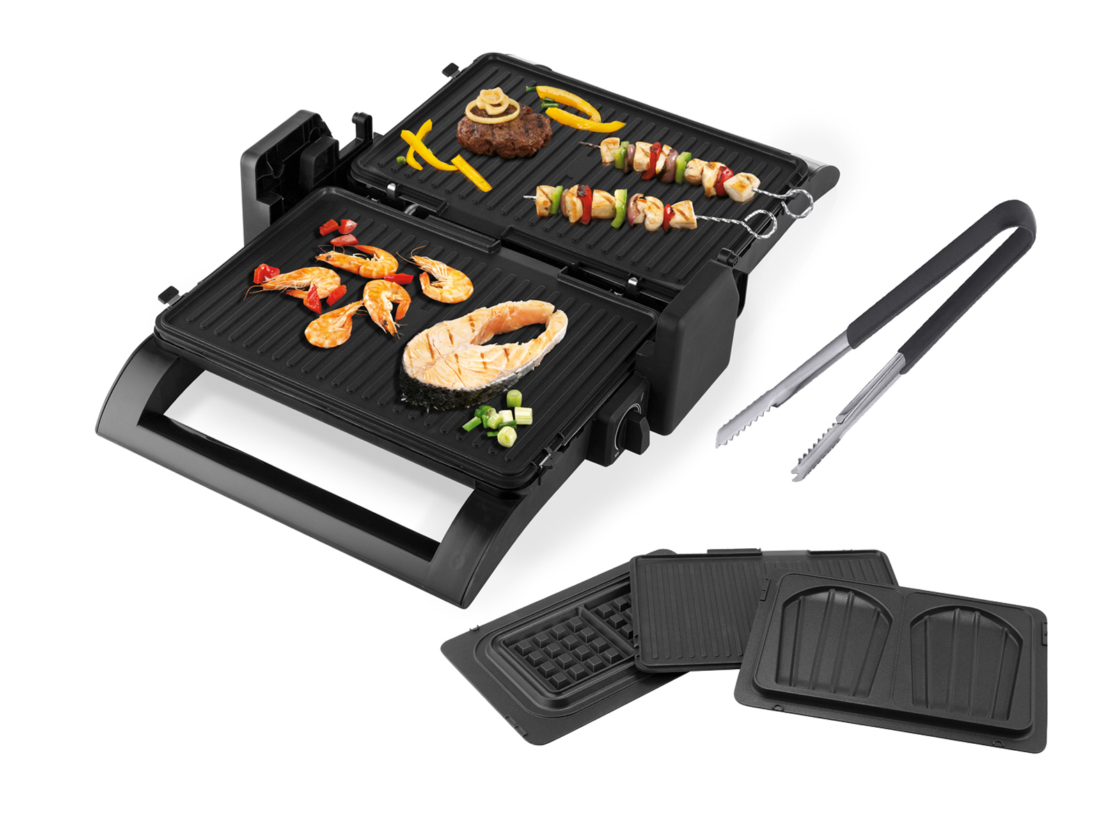 Ein offener Elektrogrill mit Essen auf den Platten, eine Zange und zusätzliche Platten auf weißem Hintergrund.