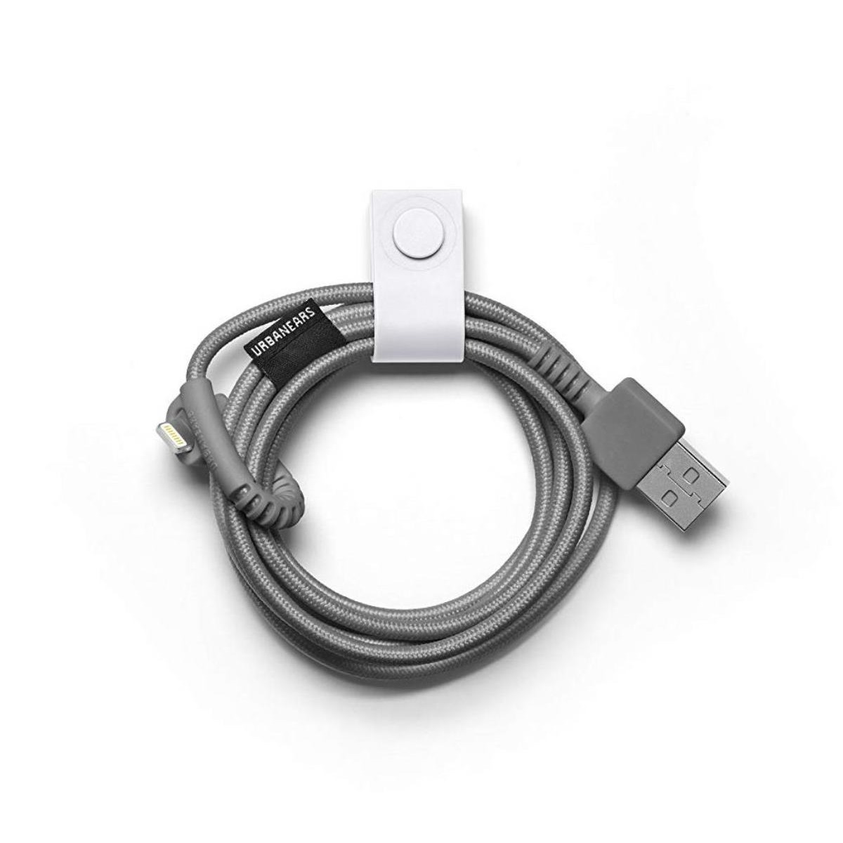 Graues geflochtenes Ladekabel mit weißem Clip. Das Kabel ist aufgerollt.