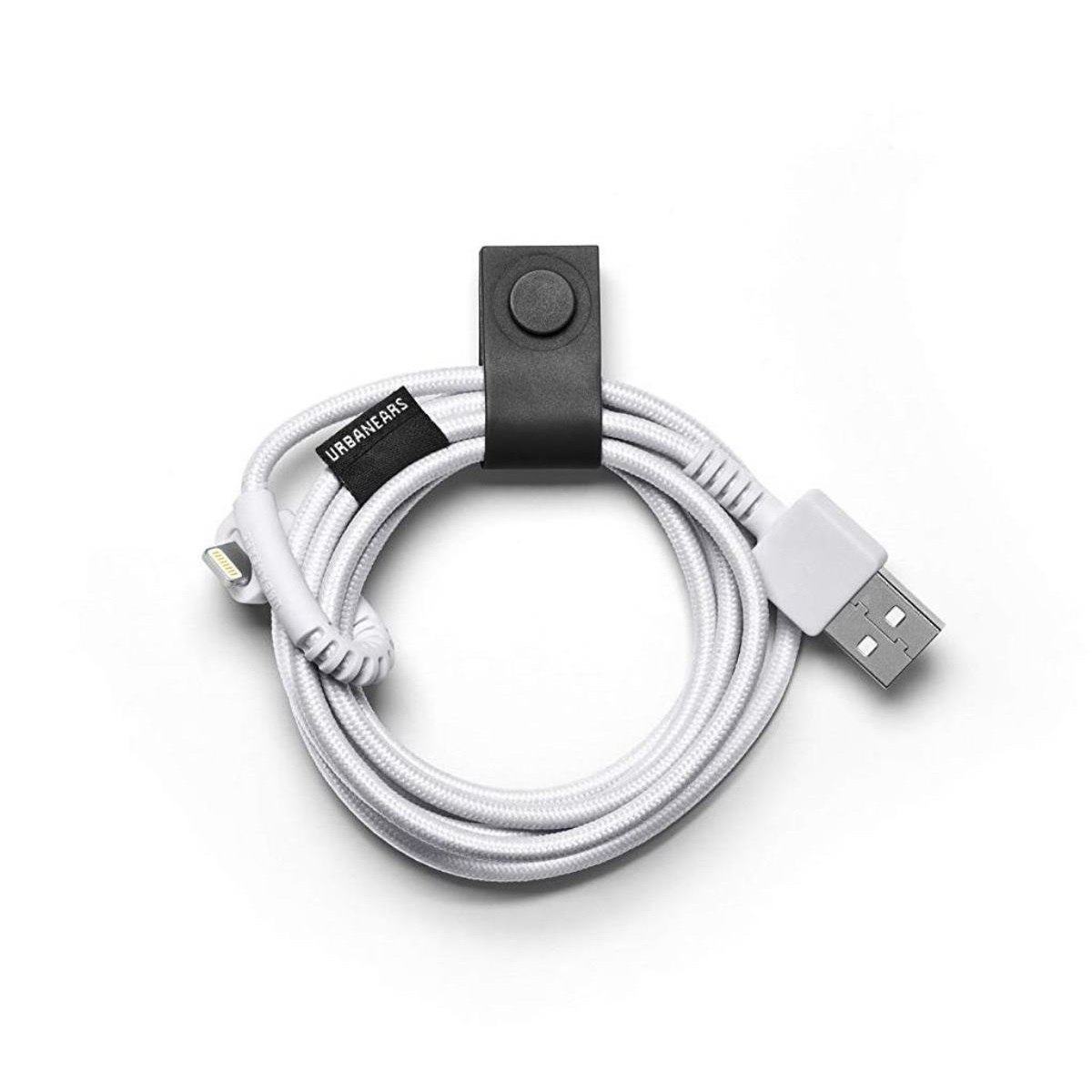 Weißes Kabel mit schwarzem Kabelhalter aufgerollt. Ein USB- und ein Lightning-Anschluss sind sichtbar.
