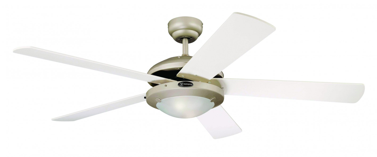 Deckenventilator mit fünf weißen Flügeln und einem Licht. Der Ventilator hat eine silberne Oberfläche.