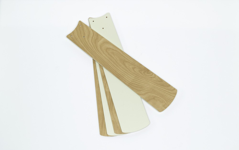 Weiß- und holzfarbene Lüfterflügel, abgewinkelt, auf weißer Oberfläche. Draufsicht.