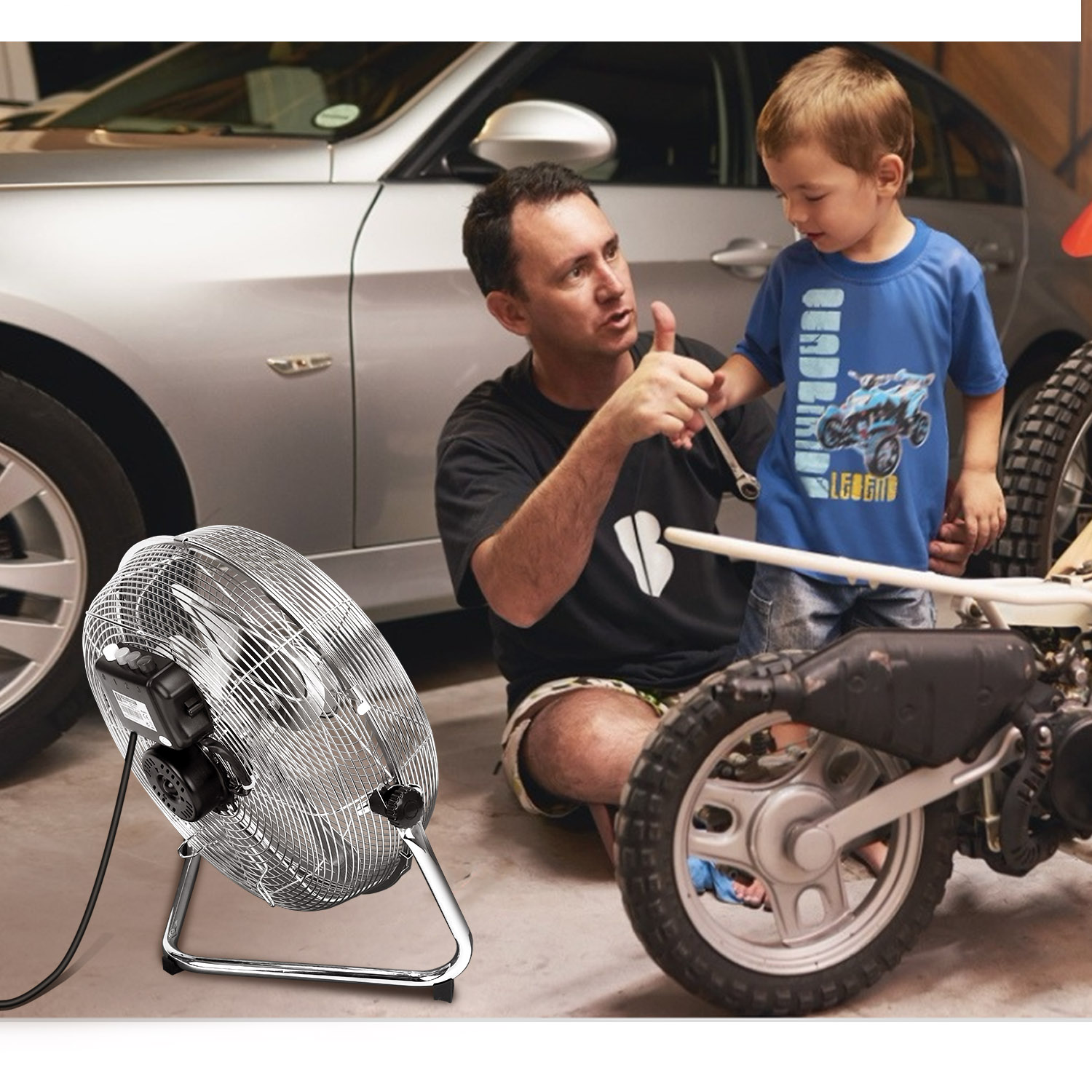 Uomo e bambino in un garage, guardando un ventilatore. Auto argentata sullo sfondo. Il bambino fa il pollice in su.