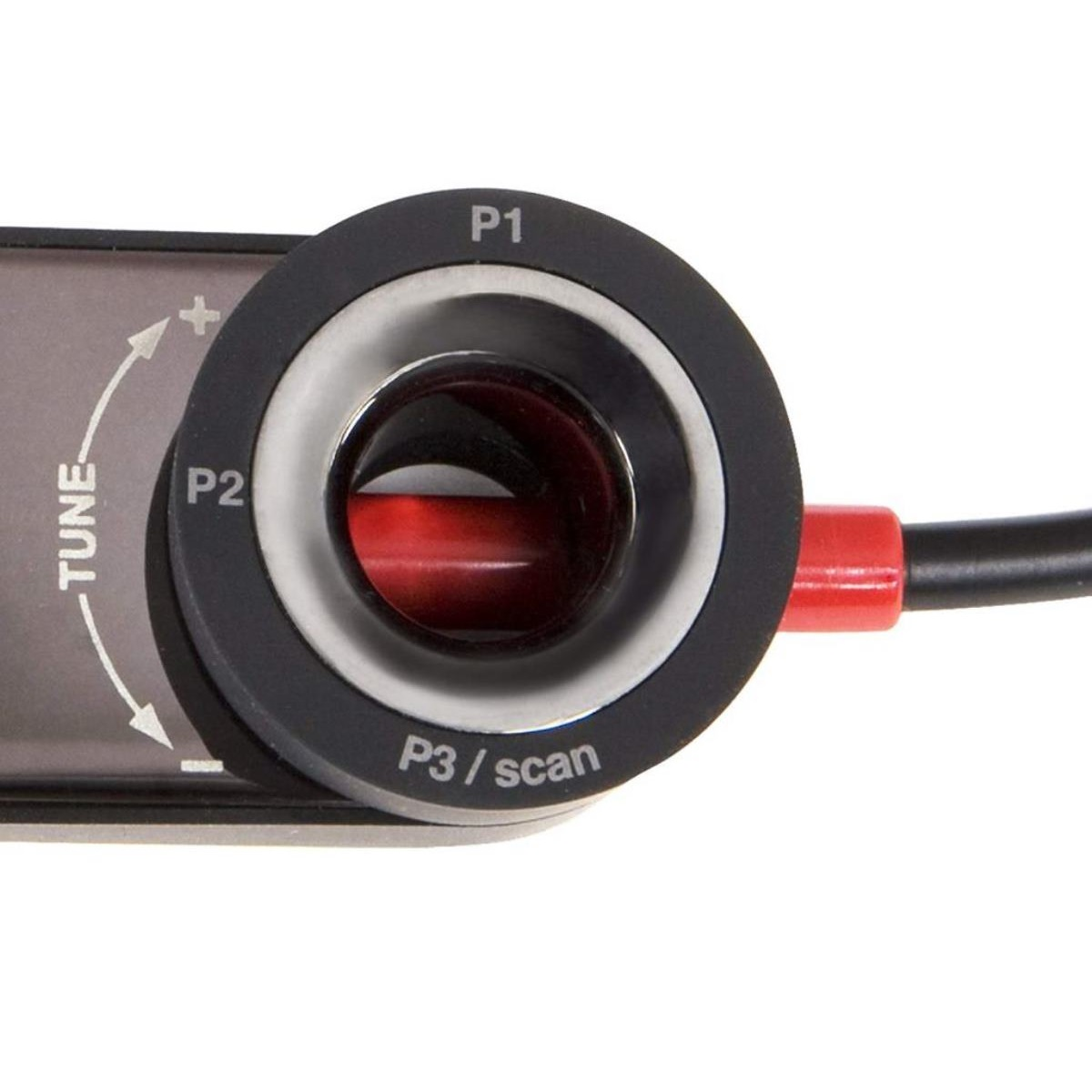 Nahaufnahme eines schwarzen Steuerrads mit den Bezeichnungen P1, P2 und P3/scan sowie einem roten Kabel.