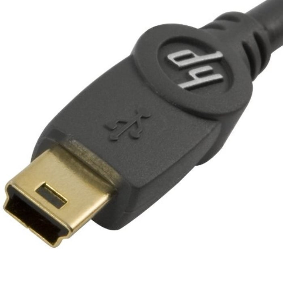 Nahaufnahme eines schwarz-goldenen USB-Kabelanschlusses mit HP-Logo. Weißer Hintergrund.