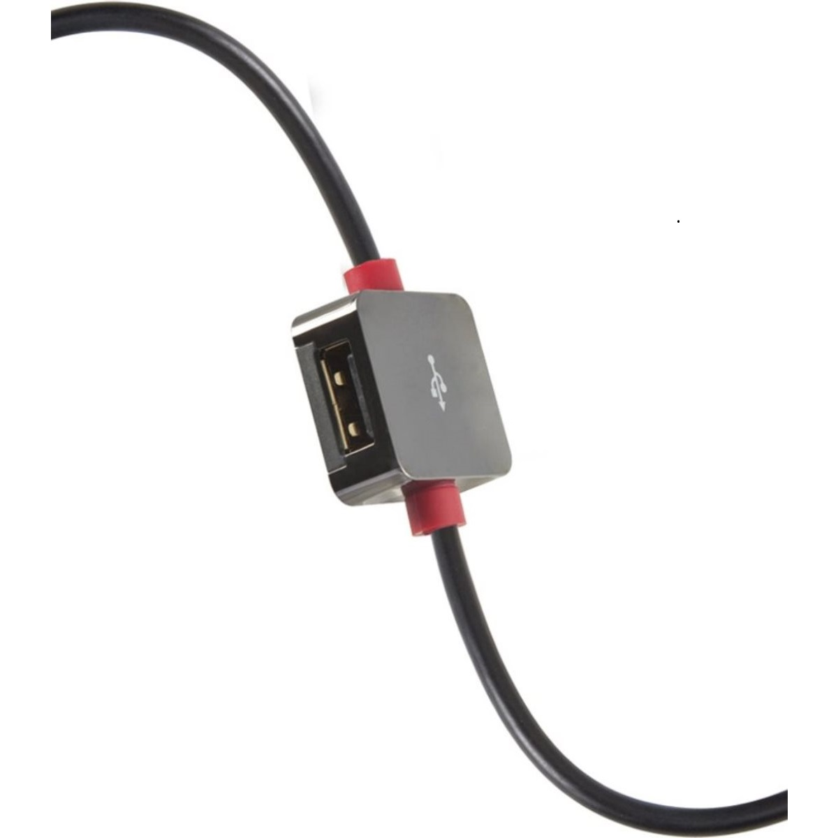Ein USB-Kabel mit einem quadratischen Adapter in der Mitte. Rote Akzente sind sichtbar.