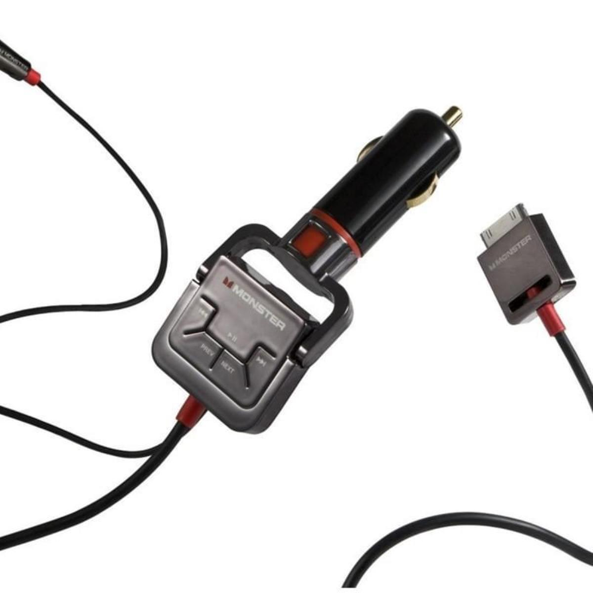 Ein Autoladegerät mit Kabel und einem angeschlossenen Gerät. Das Gerät hat Knöpfe und einen roten Akzent.