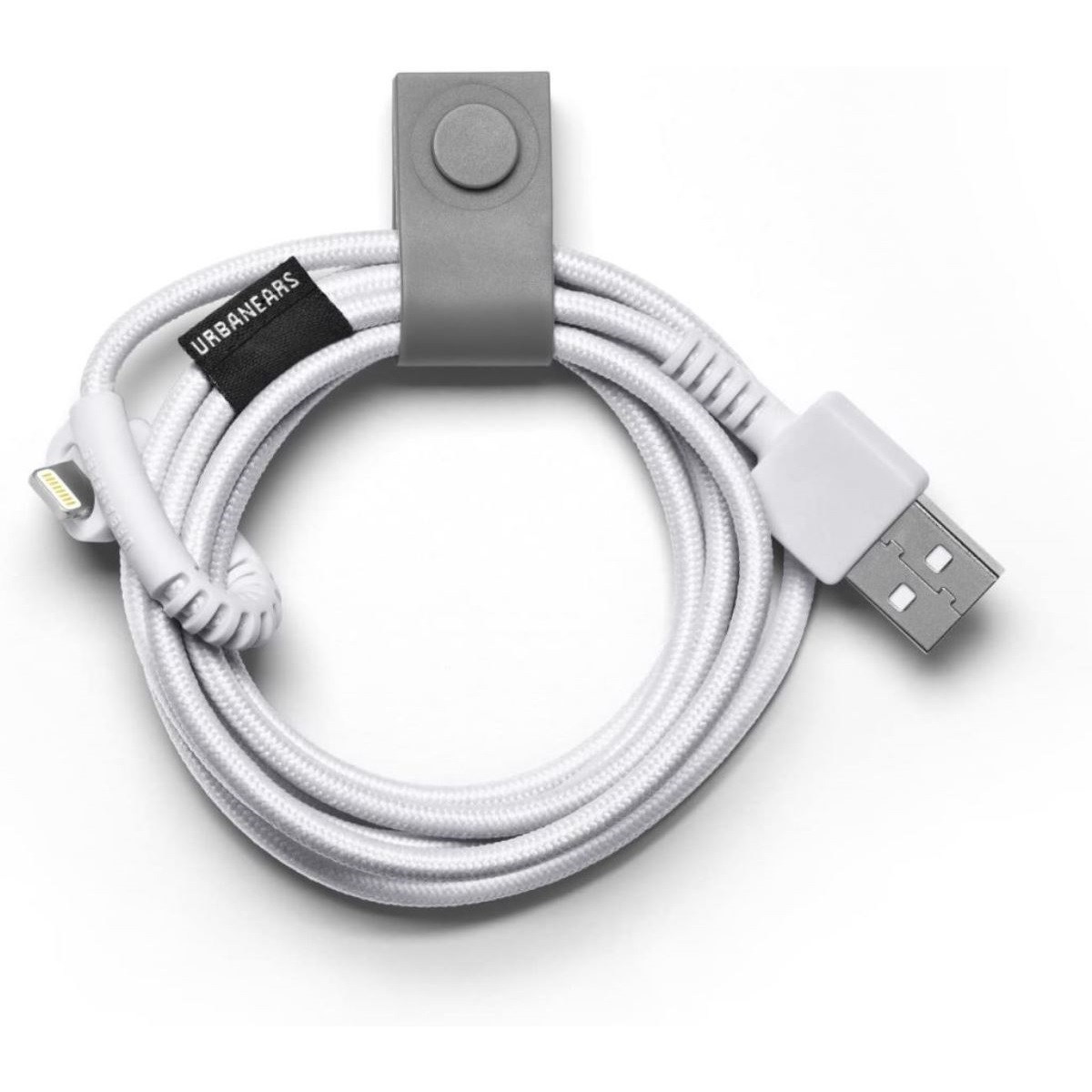 Ein weißes USB-Kabel mit einem grauen Kabelorganizer, beschriftet 'URBANEARS'.