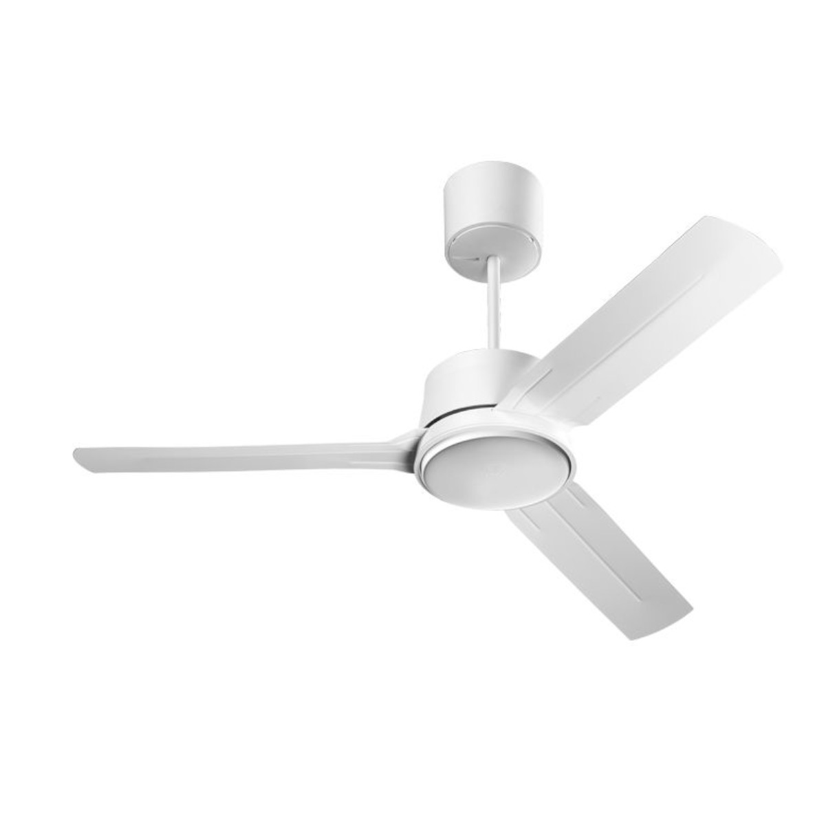 Weißer Deckenventilator mit drei Flügeln, einem zentralen Motor und einer Stange, weißer Hintergrund.