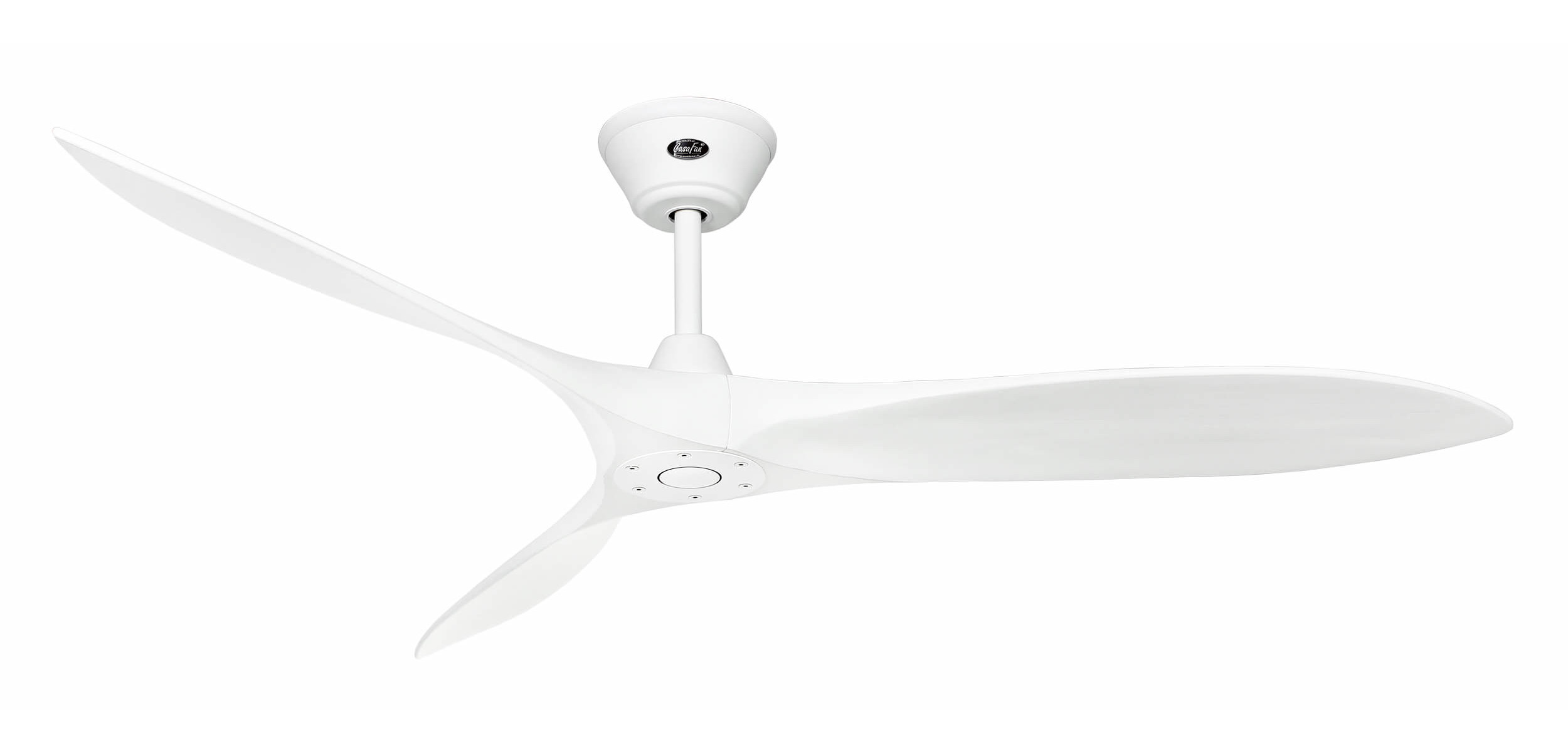 Ventilatore da soffitto bianco con tre pale curve. È su sfondo bianco.