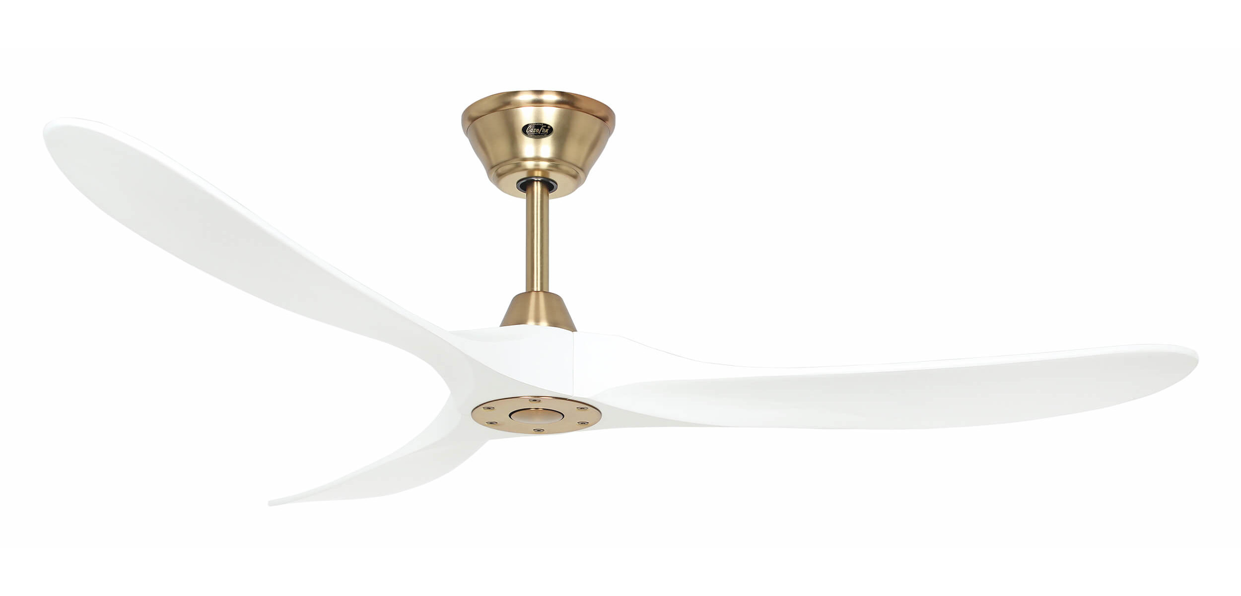 Ventilatore a soffitto con pale bianche e un accessorio in ottone. Contro uno sfondo bianco.
