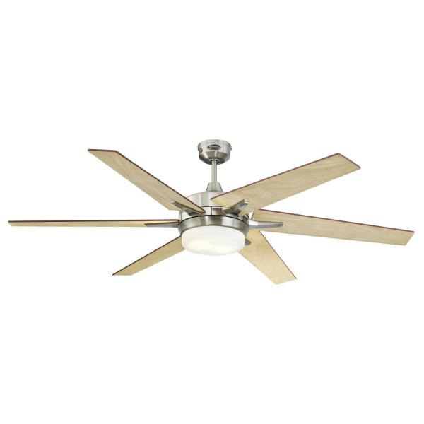 Un ventilatore da soffitto con sei pale in legno e una luce centrale, su sfondo bianco.