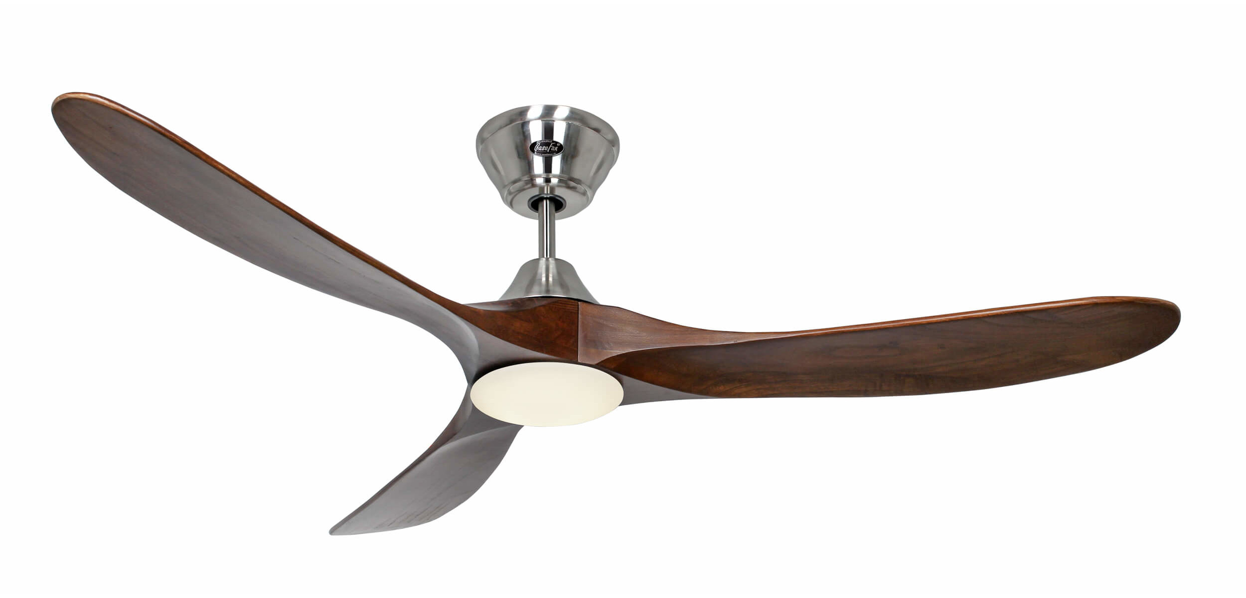 Ventilatore da soffitto moderno con tre pale in legno. Alloggiamento motore argentato e luce centrale. Isolato su bianco.