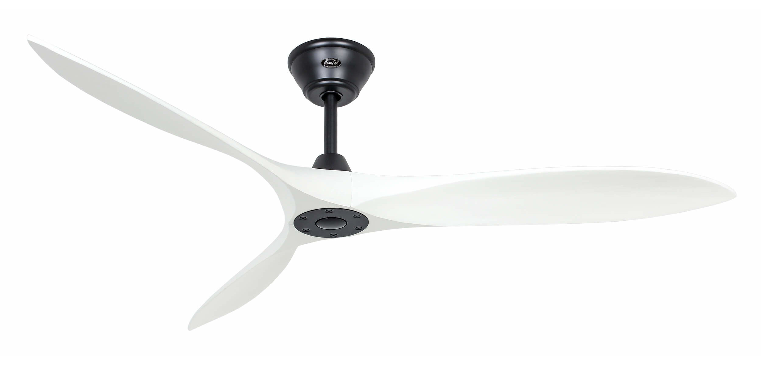 Ventilatore da soffitto bianco con tre pale e motore nero. Lo sfondo è bianco.