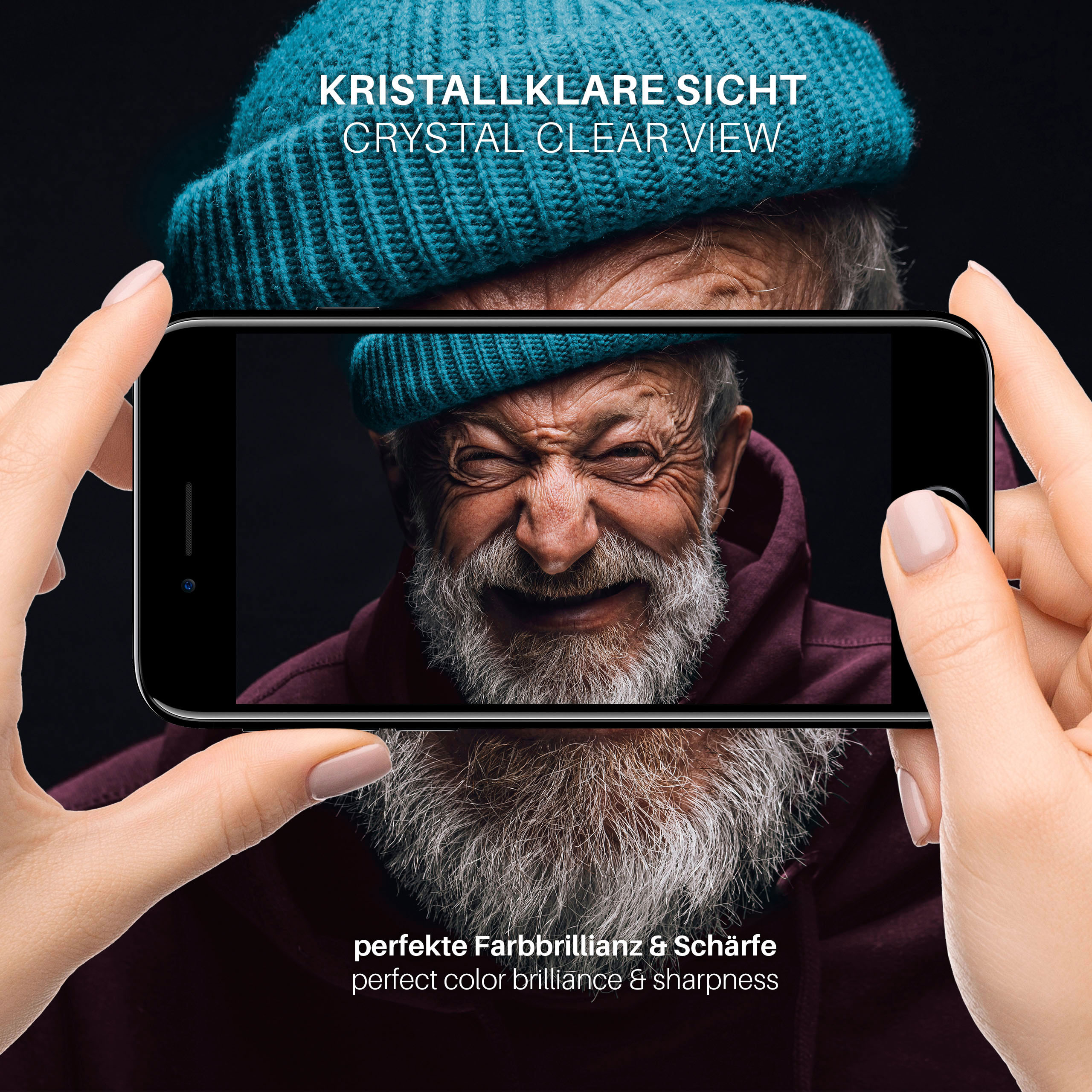 Hände halten Telefon, das einen lächelnden älteren Mann zeigt. Text: kristallklare Sicht.