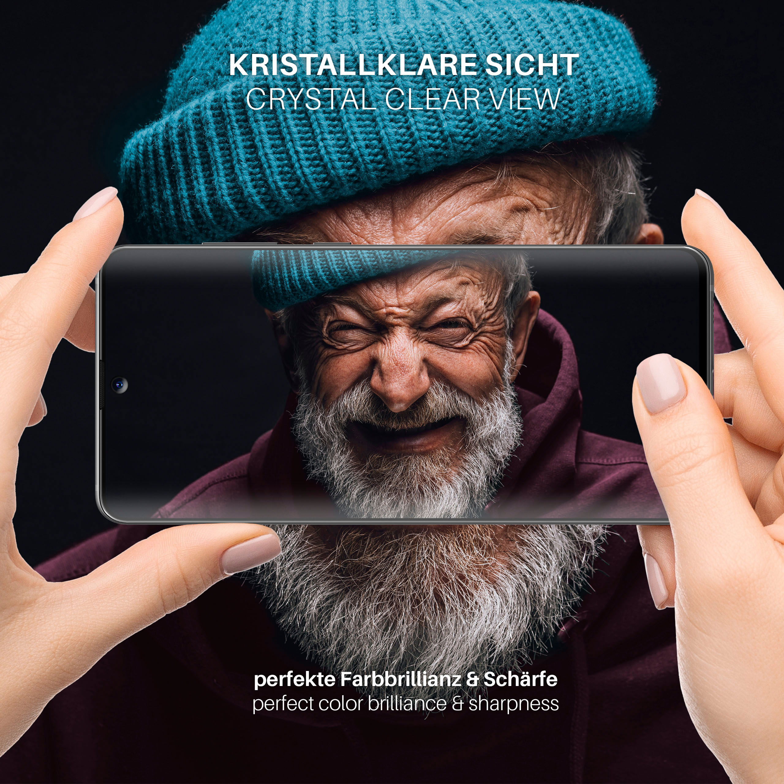 Hände halten ein Telefon, das das lächelnde Gesicht eines alten Mannes zeigt. Text sagt 'Kristallklare Sicht'.