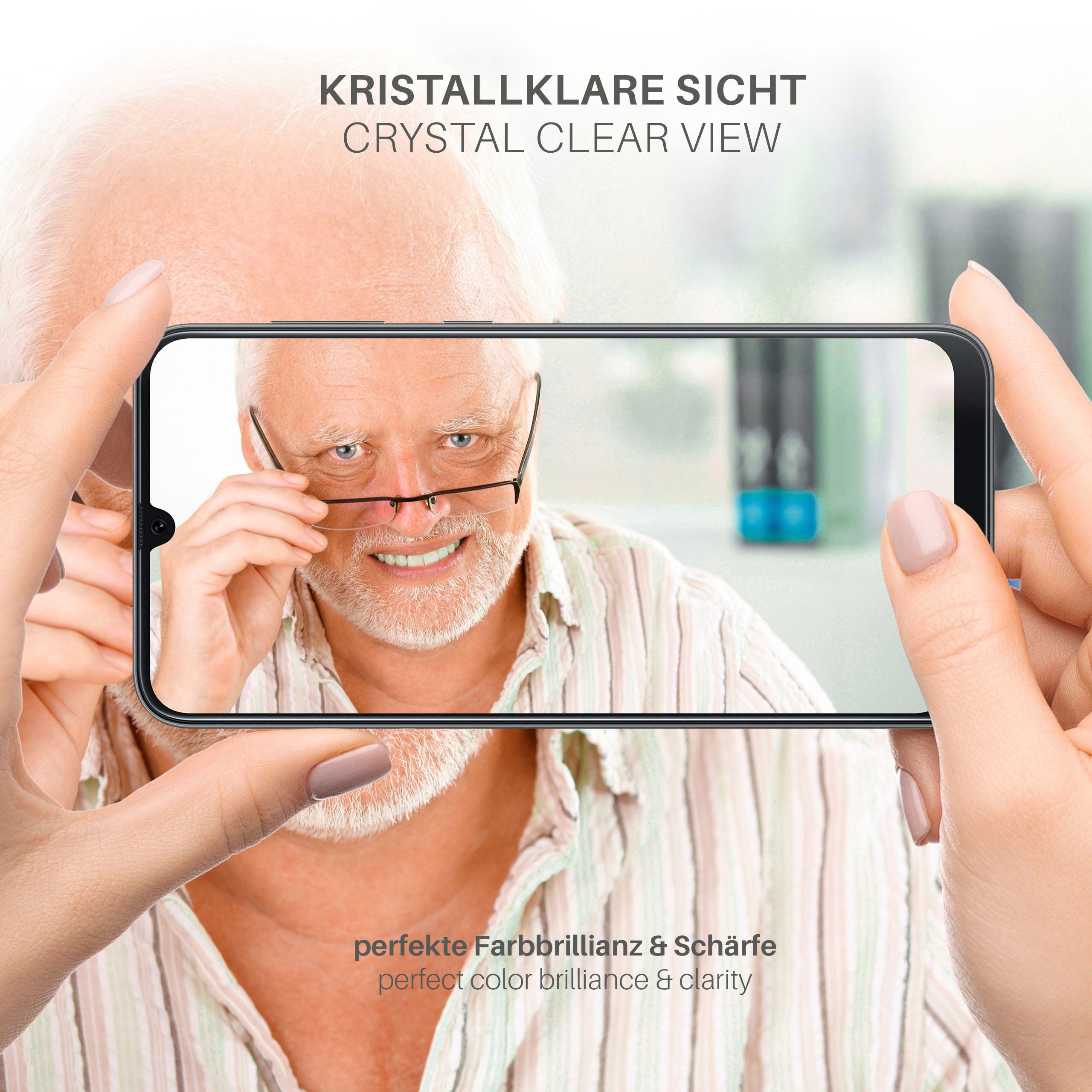 Telefon, der einen älteren Mann mit Brille zeigt. Text: perfekte Farbrillanz & Schärfe.