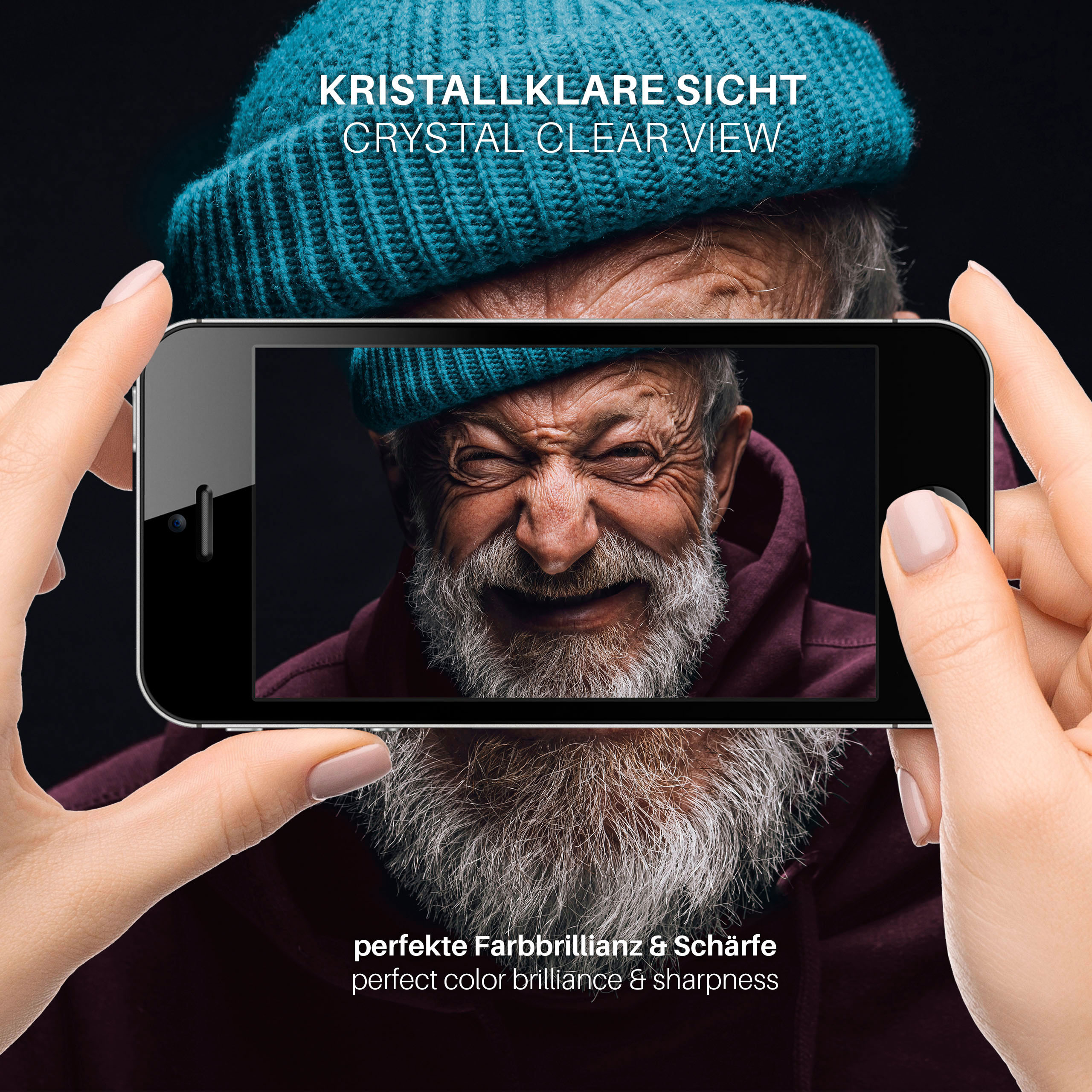 Eine Person hält ein Telefon, das ein Bild eines lächelnden älteren Mannes zeigt. Schwarzer Hintergrund.