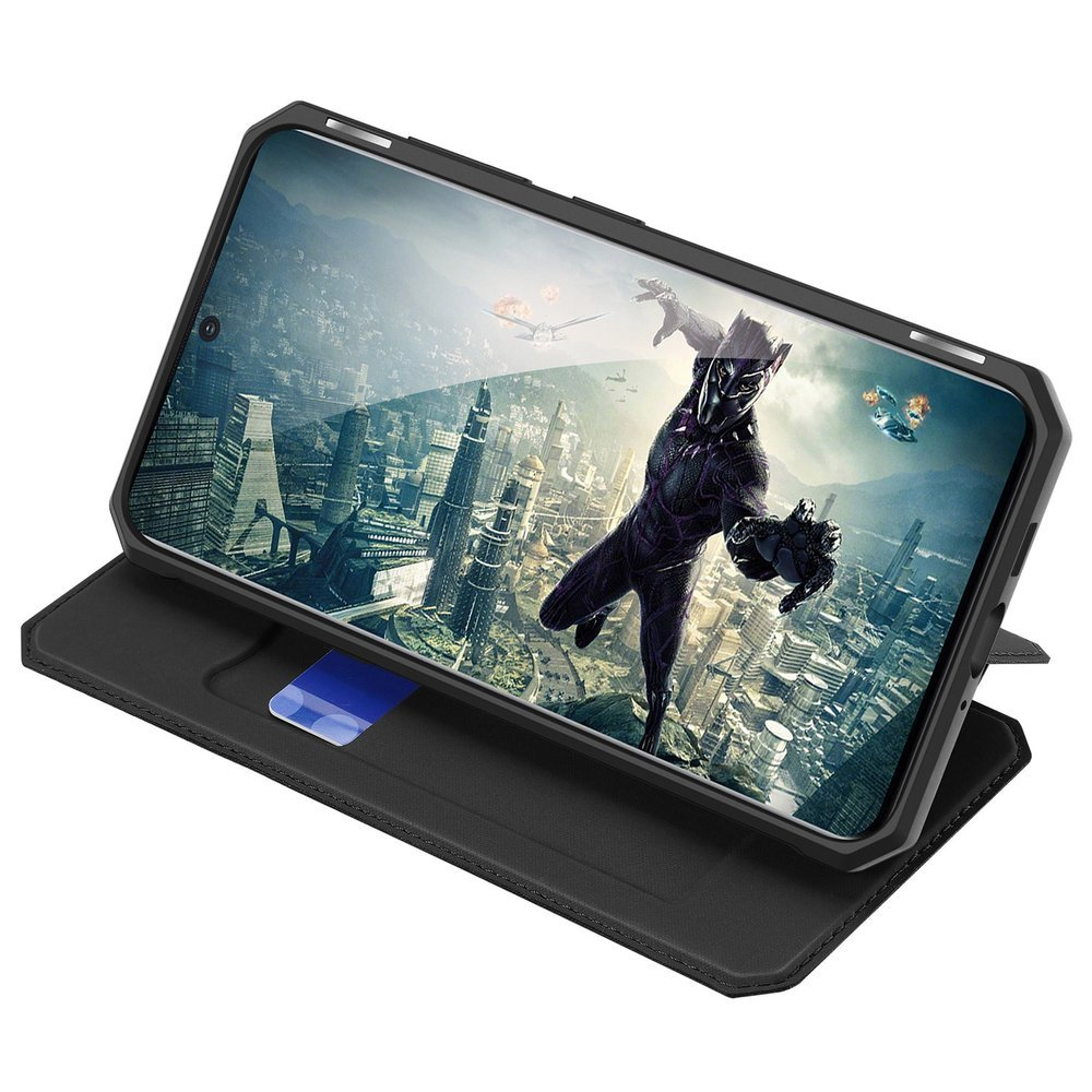 Ein Telefon in der Handyhülle. Auf dem Bildschirm ist Black Panther zu sehen.