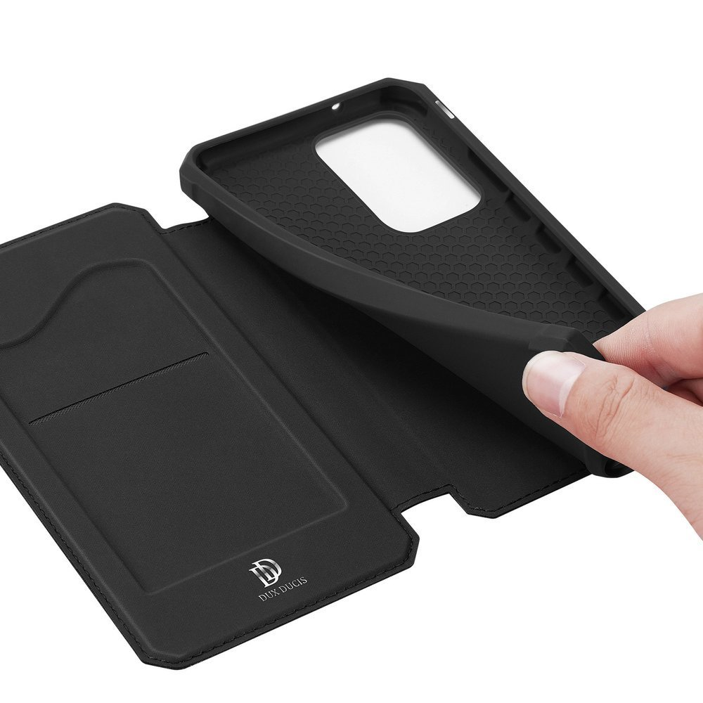 Schwarze Handyhülle mit Kartenfach. Eine Hand öffnet die Klappe. Weißes Innere.