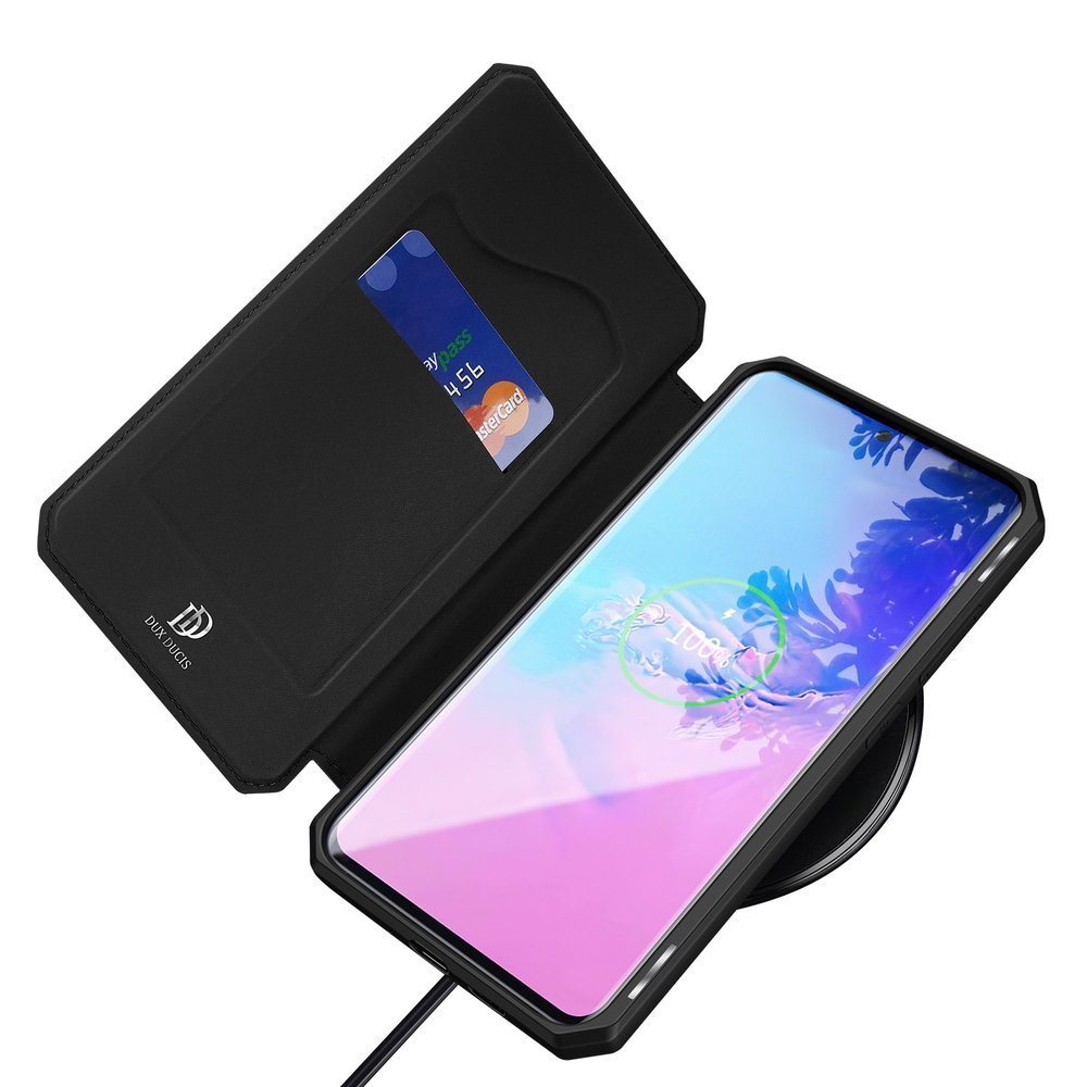 Schwarze Handyhülle geöffnet, mit Telefon und Karte im Fach.