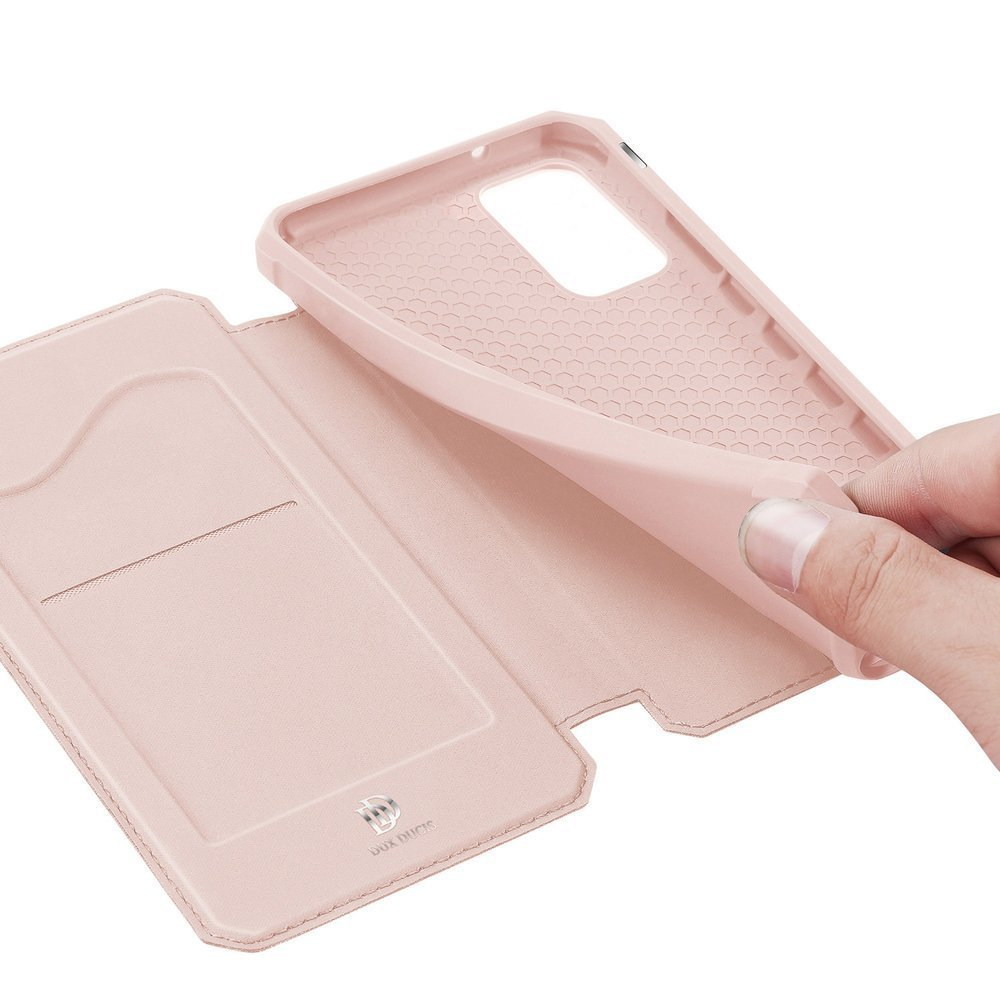 Eine rosa Handyhülle mit Kartenfach, geöffnet. Eine Hand hält die Hülle, zeigt das Innere.