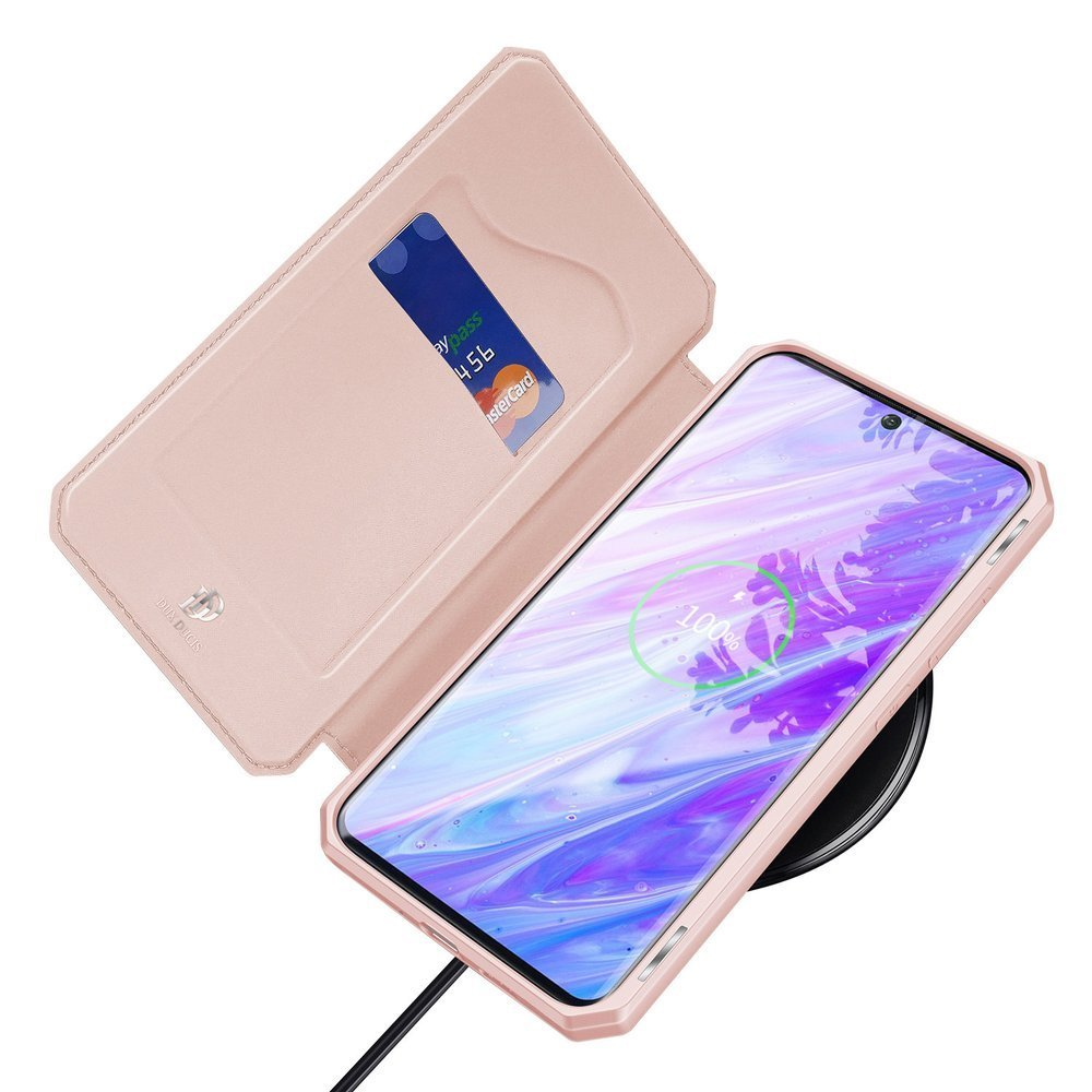Telefon mit offener rosa Hülle, Kreditkarte und Ladevorgang.