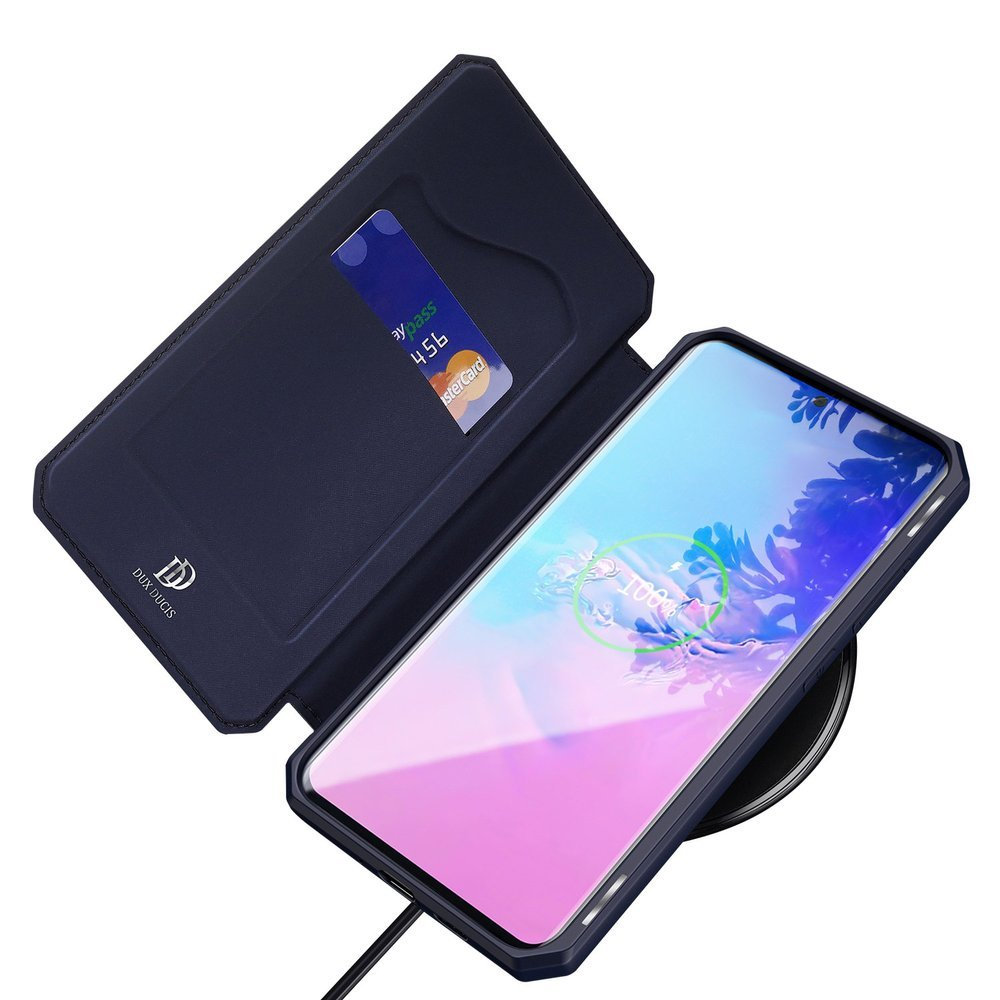 Telefon in blauer Hülle auf kabellosem Ladegerät. Hintergrund: weiß.