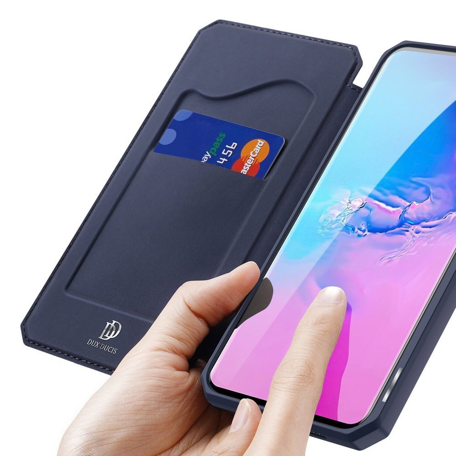 Hand berührt Telefon in blauer Hülle. Hintergrund: weiß.