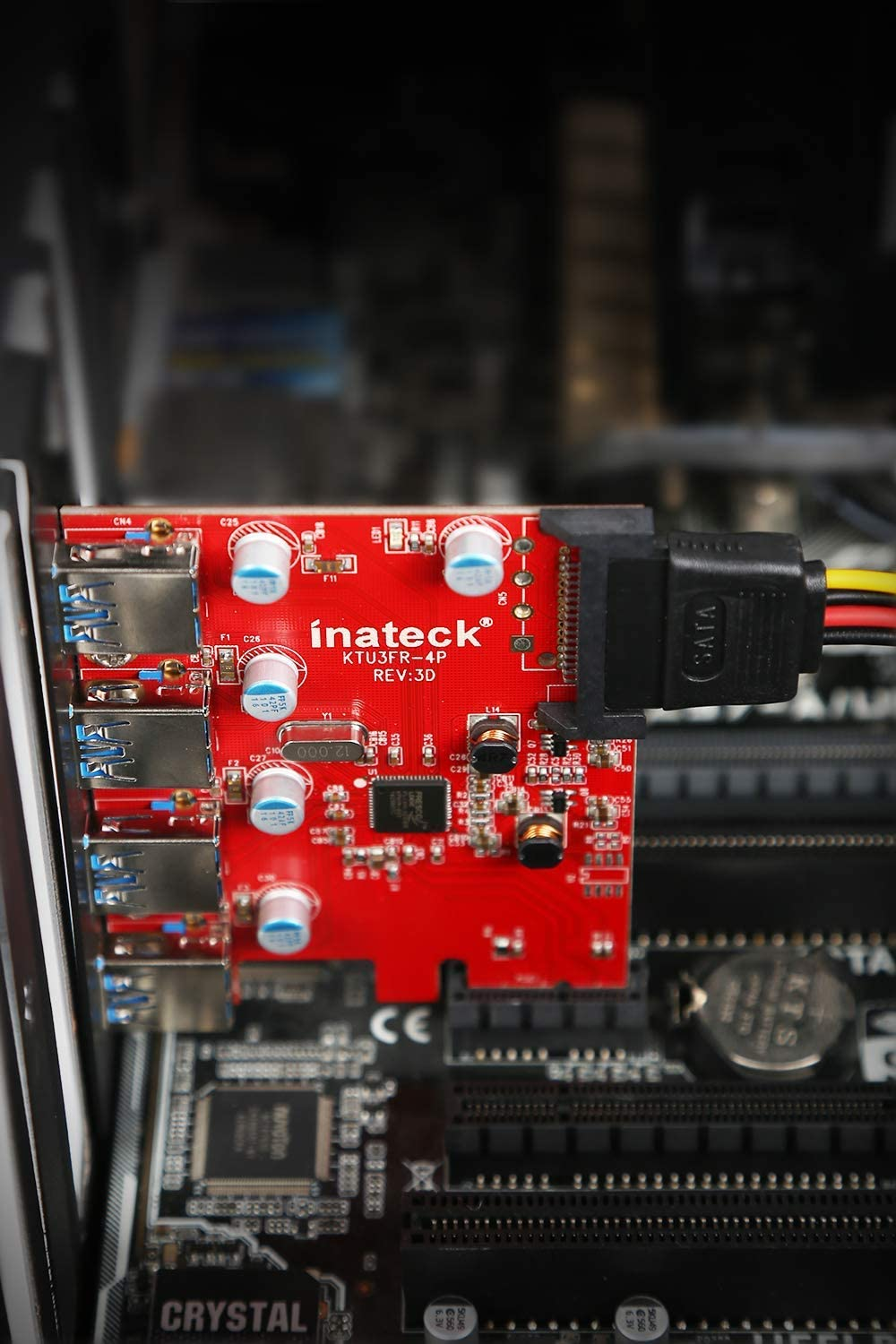 Rote Leiterplatte, im Computer, mit USB-Anschlüssen und SATA-Anschluss.