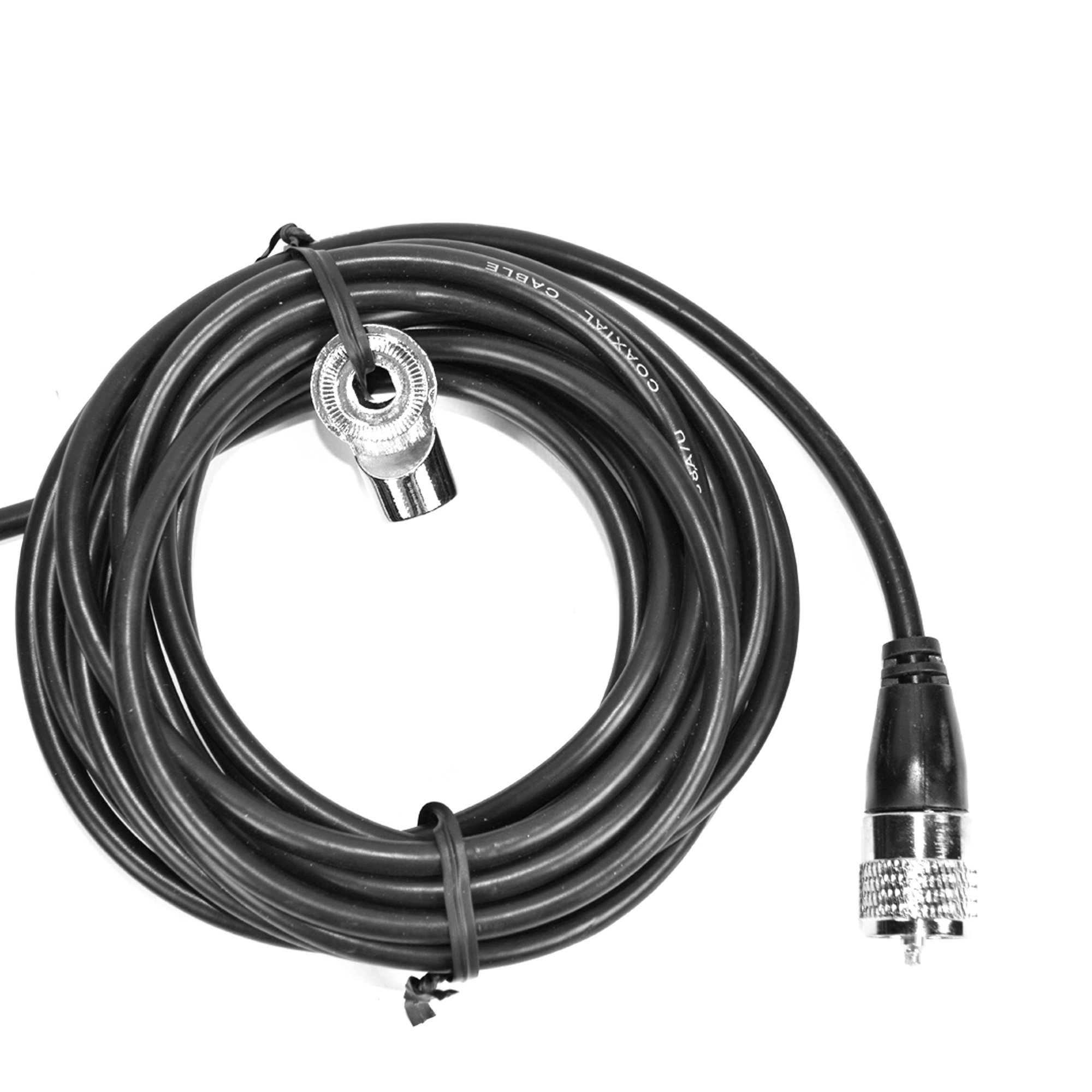 Ein schwarzes Koaxialkabel, aufgerollt, mit Steckern an beiden Enden, weißer Hintergrund.