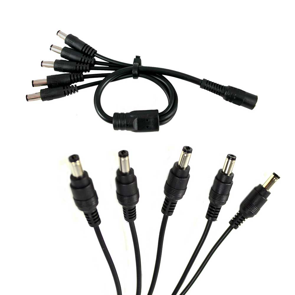 Schwarze Stromverteilerkabel mit mehreren Steckern vor weißem Hintergrund. Nahaufnahme der Stecker.