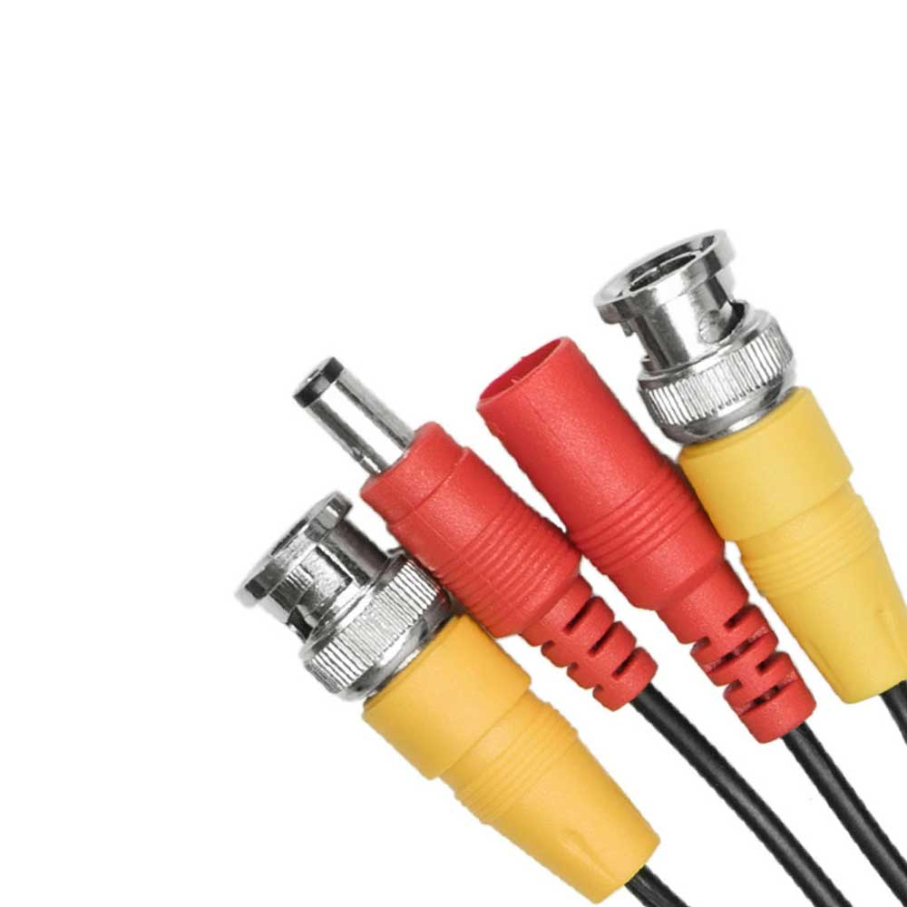 Vier BNC- und Cinch-Stecker mit rot und gelb isolierten Drähten. Isoliert auf weißem Hintergrund.