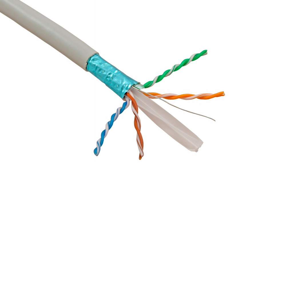 Geschnittenes CAT-Kabel mit internen Drähten, grün, orange, blau und weiß. Weißer Hintergrund.