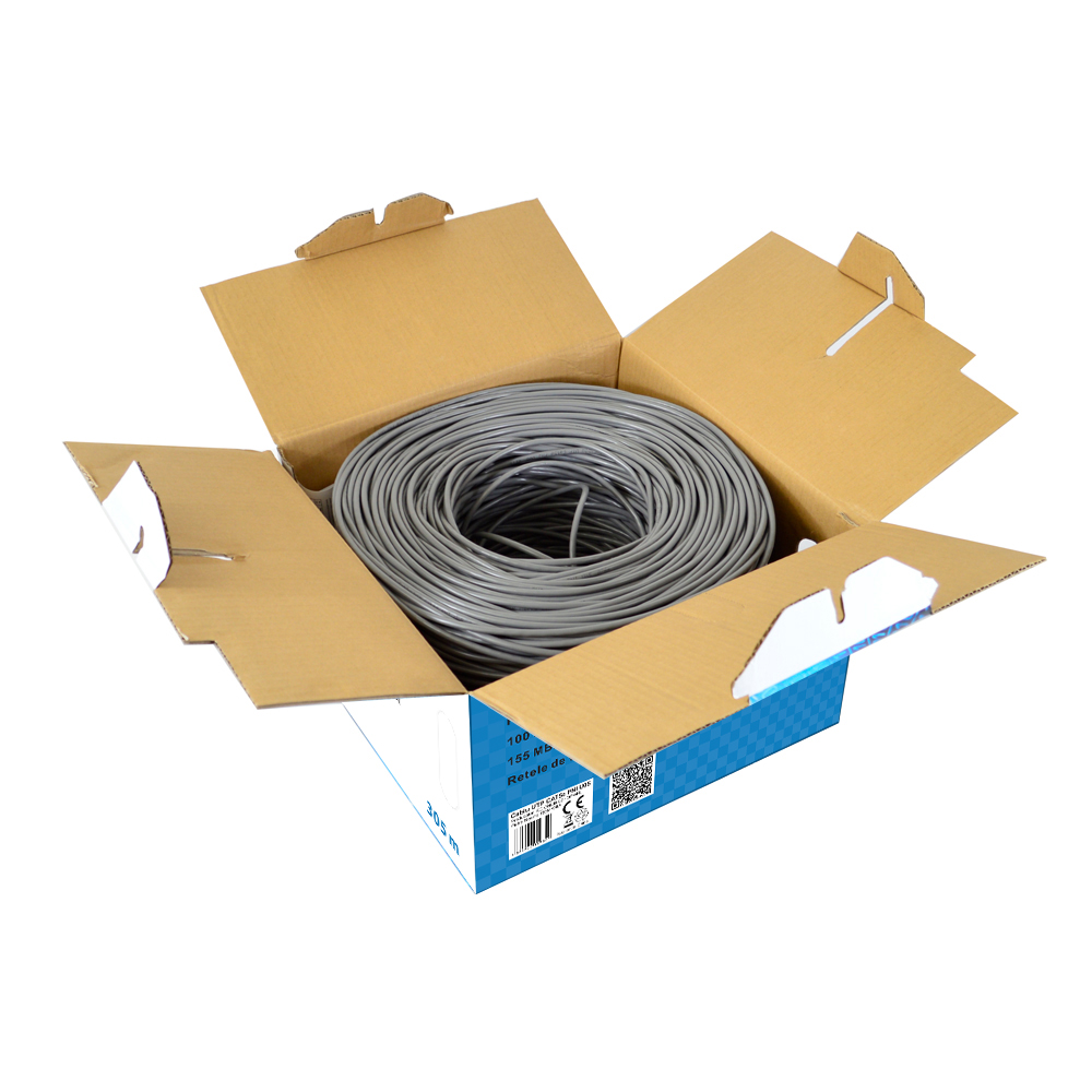 Geöffnete Box mit grauem Netzwerkkabel. Die Box ist braun und blau. Kabel ist aufgerollt. Weißer Hintergrund.